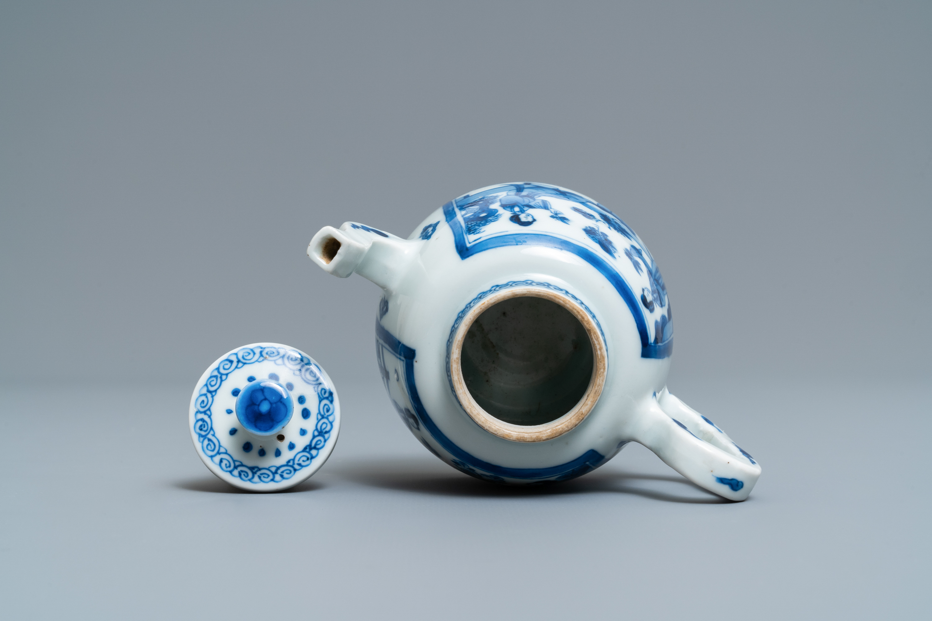 A Chinese blue and white 'Long Eliza' teapot, Yu mark, Kangxi - Image 6 of 7