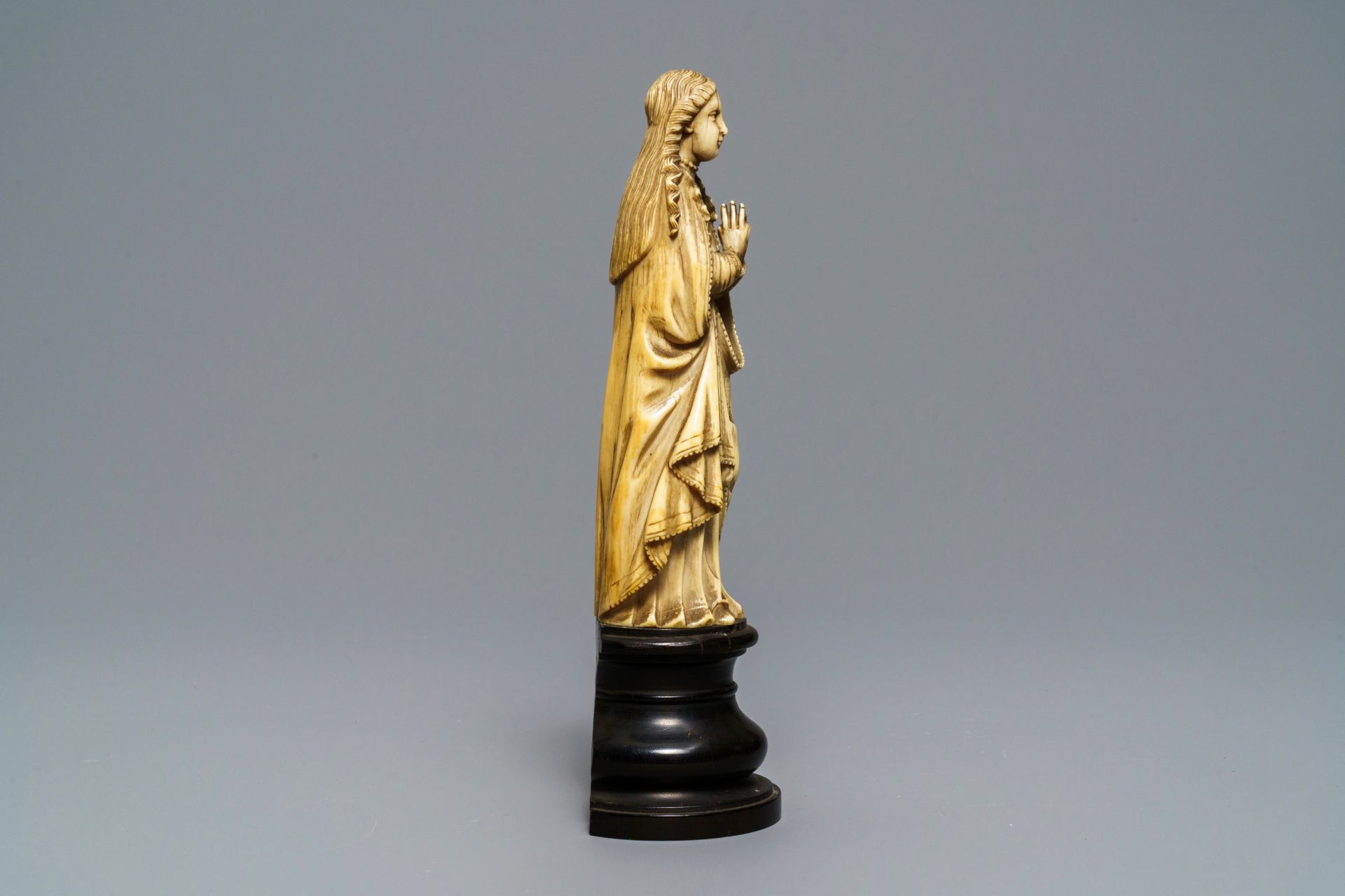 An Indo-Portuguese carved ivory figure of the Madonna, Goa, 18/19th C. - Image 3 of 7