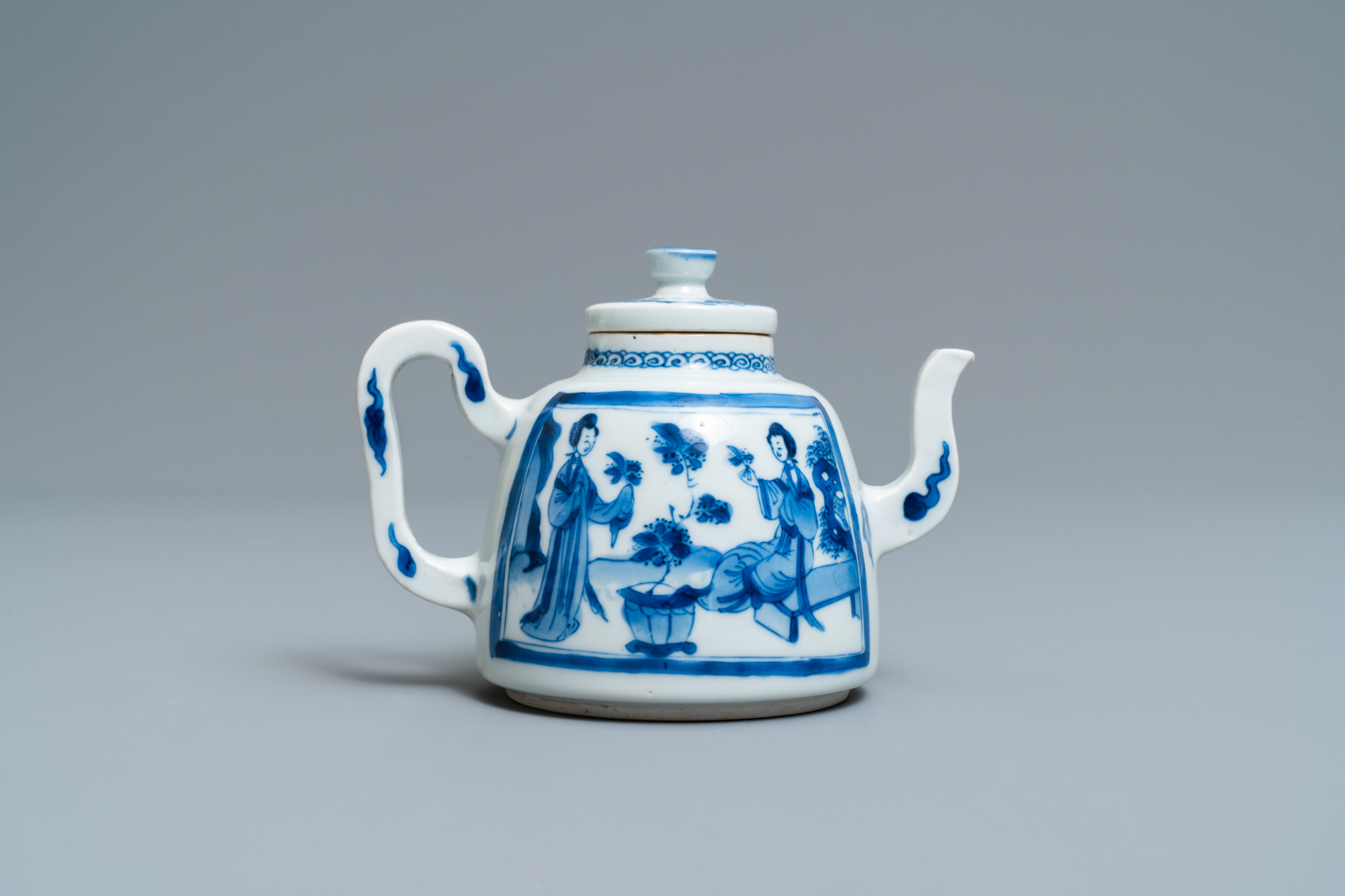 A Chinese blue and white 'Long Eliza' teapot, Yu mark, Kangxi - Image 4 of 7