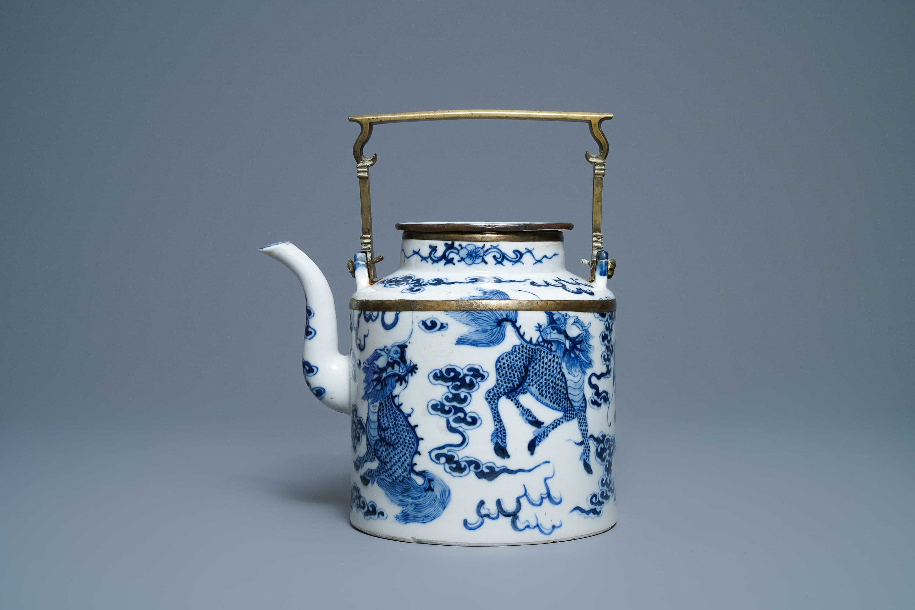 A large Chinese blue and white Vietnamese market 'Bleu de Hue' teapot with qilins, 19th C. - Image 4 of 15