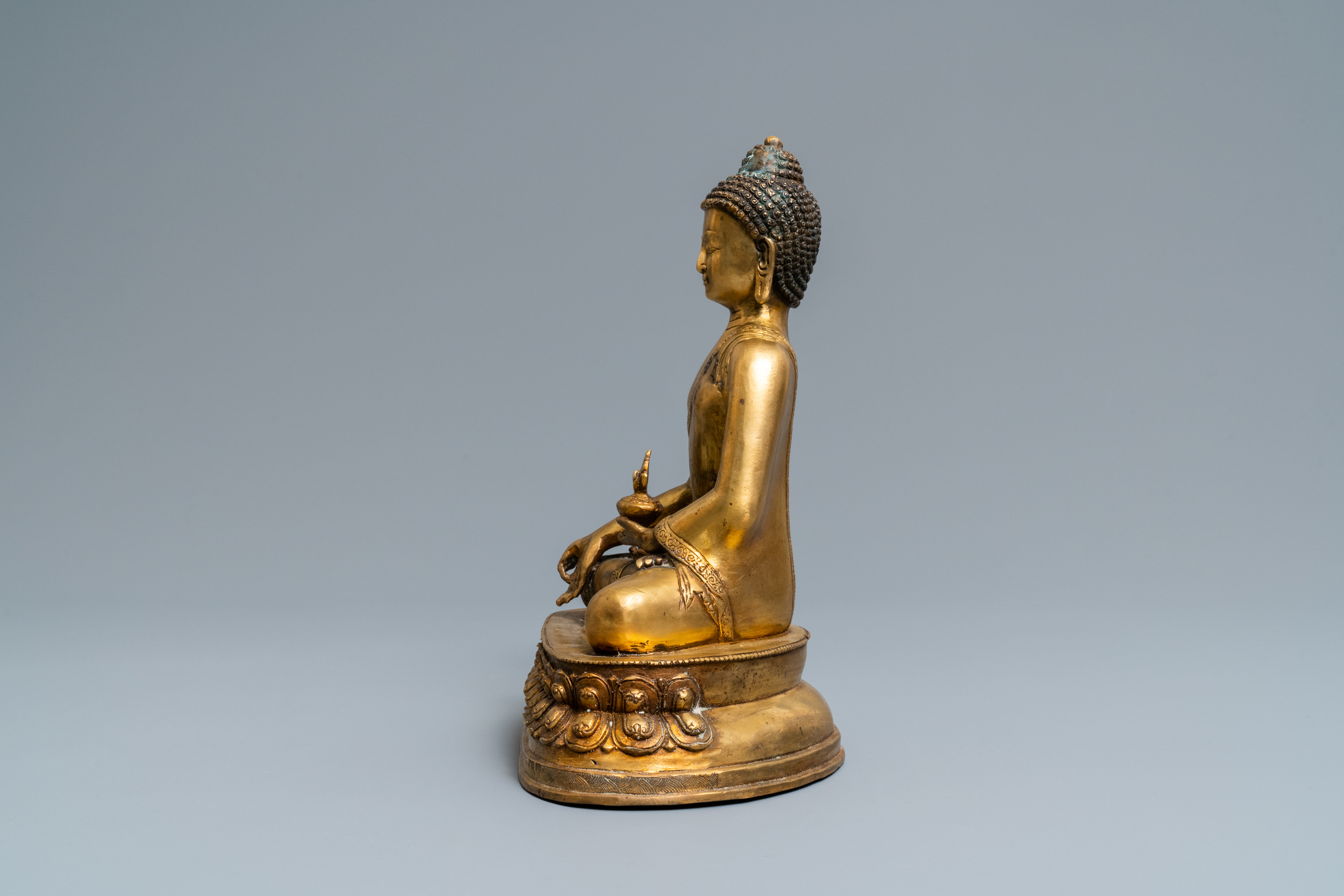 A Tibetan gilt bronze figure of Buddha, early 20th C. - Image 4 of 8