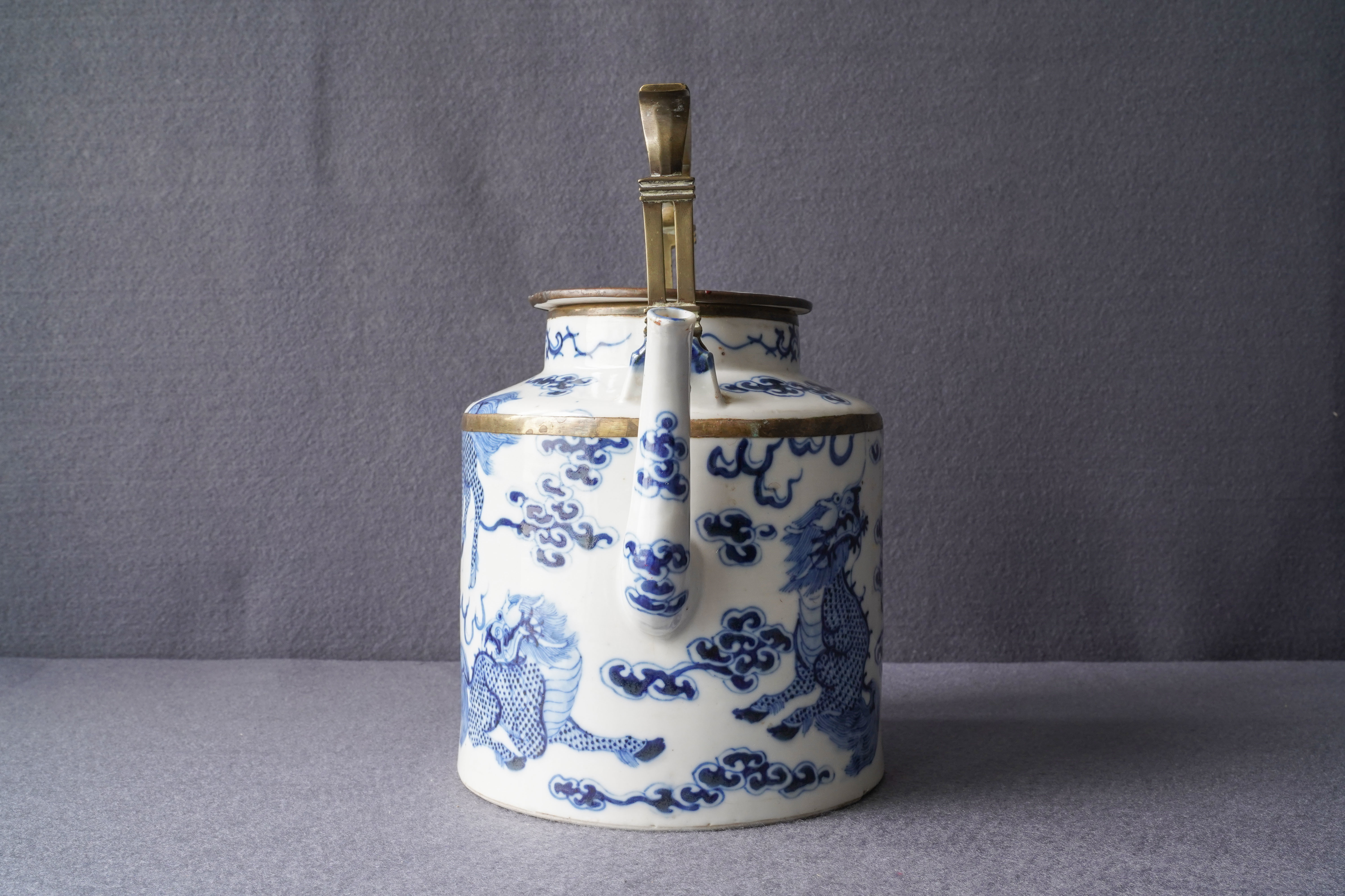 A large Chinese blue and white Vietnamese market 'Bleu de Hue' teapot with qilins, 19th C. - Image 11 of 15