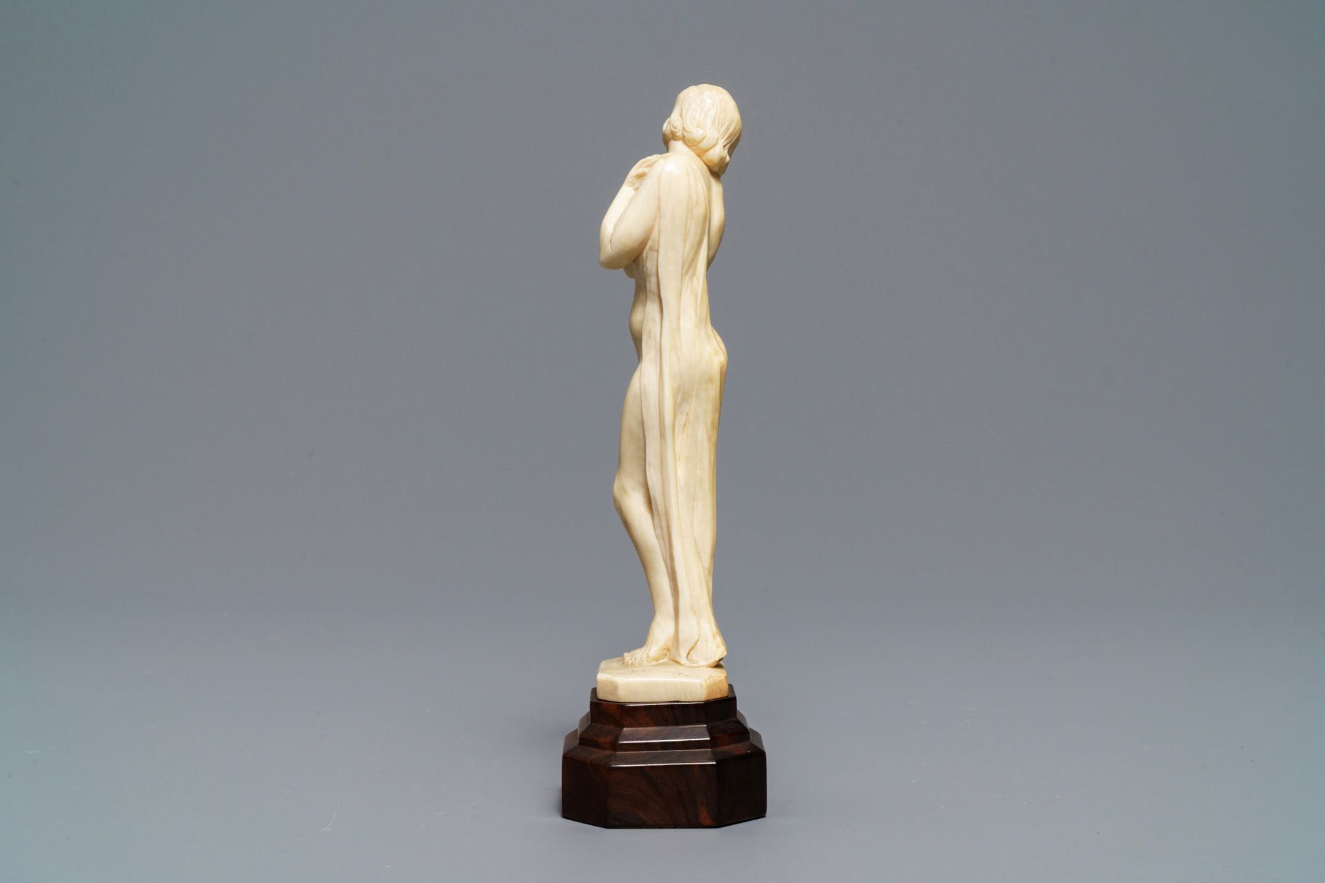 A carved ivory Art Deco figure of a naked lady, 1st half 20th C. - Image 3 of 7