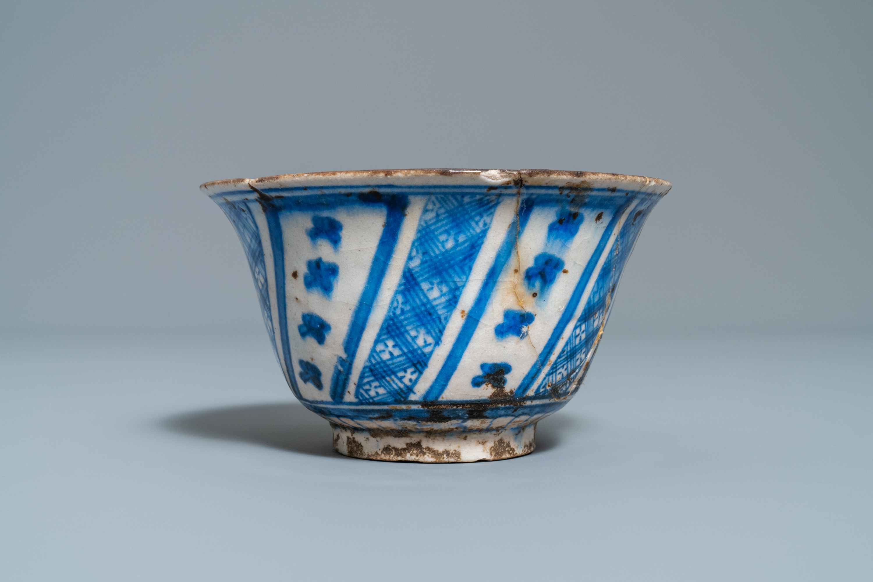 A Persian blue and white vase, a bowl and a dish, Syria and/or Iran, 18/19th C. - Image 11 of 15