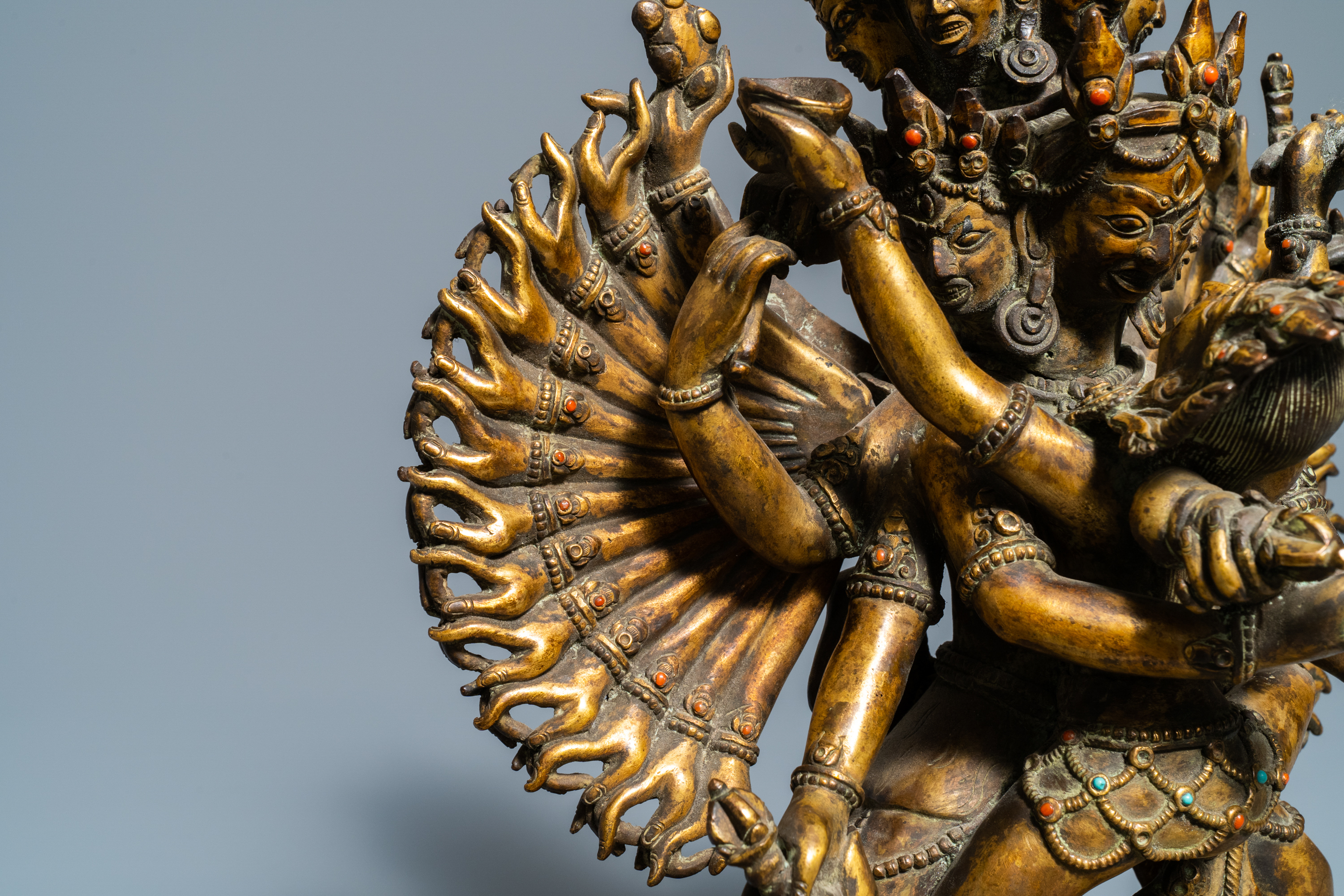 A large Sino-Tibetan coral-inlaid gilt bronze figure of Kapaladhara Hevajra, 18/19th C. - Image 12 of 15