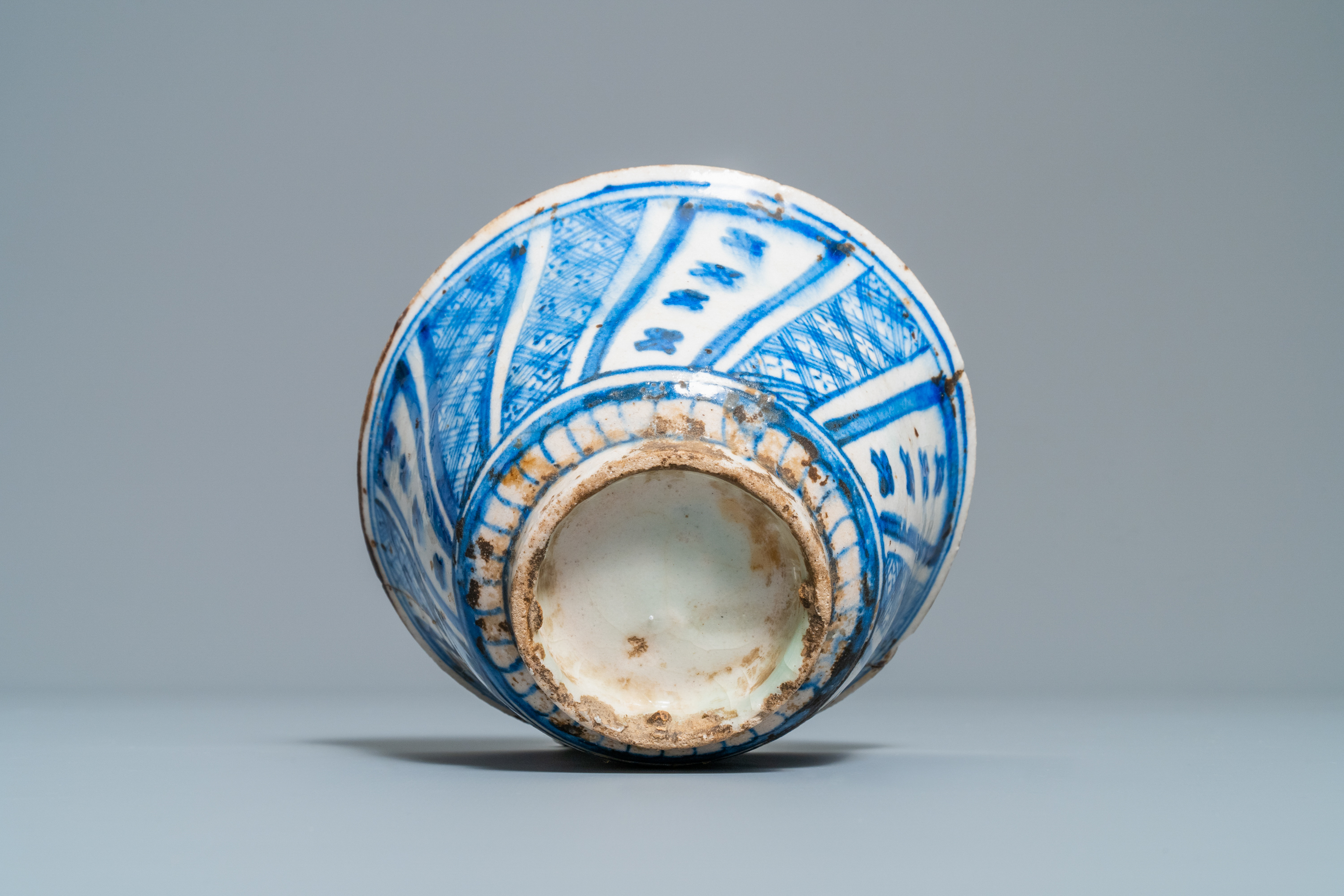 A Persian blue and white vase, a bowl and a dish, Syria and/or Iran, 18/19th C. - Image 13 of 15