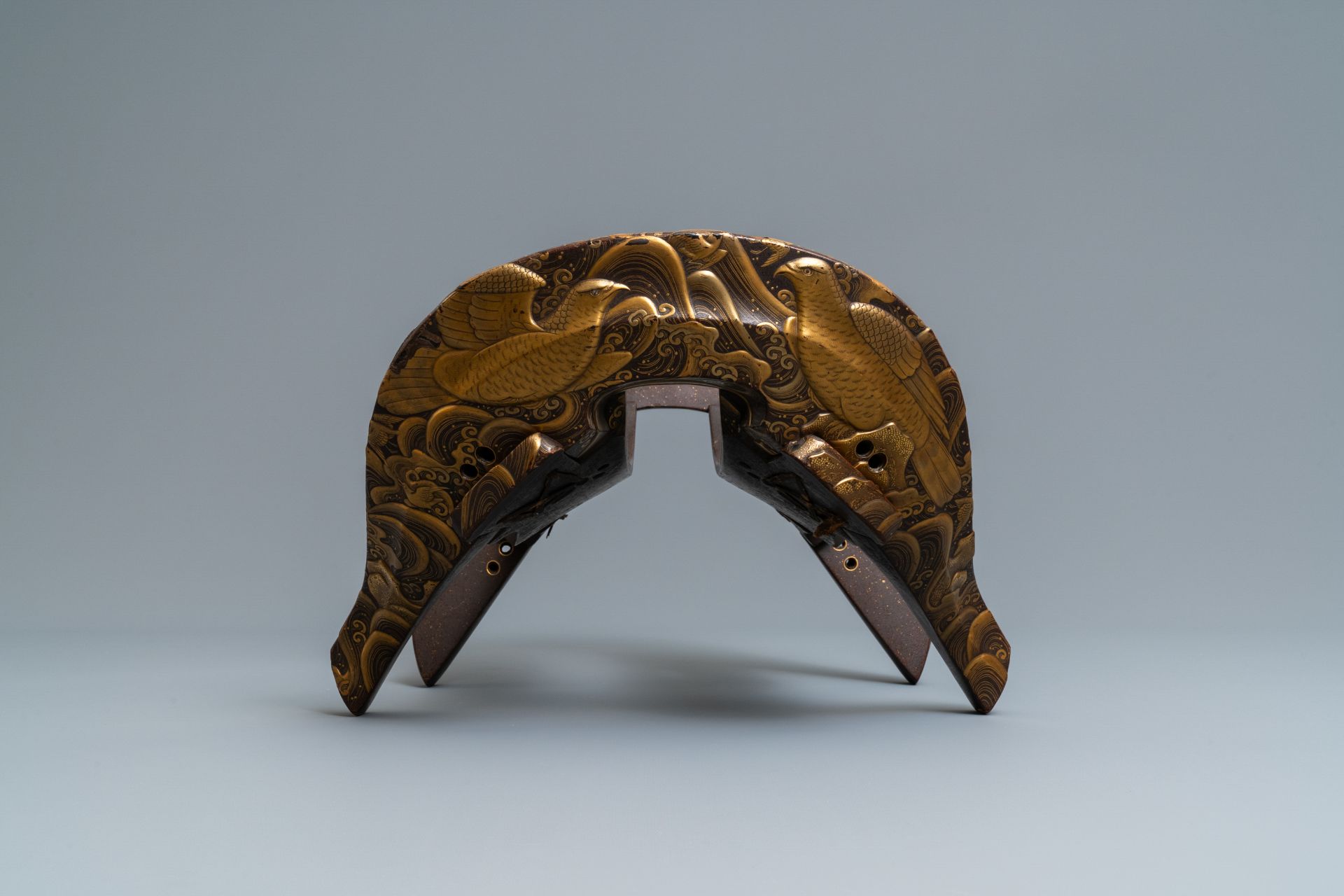 A Japanese gilt-lacquered 'kura' saddle with matching 'abumi' stirrups, Muromachi, 16th C. - Image 13 of 17