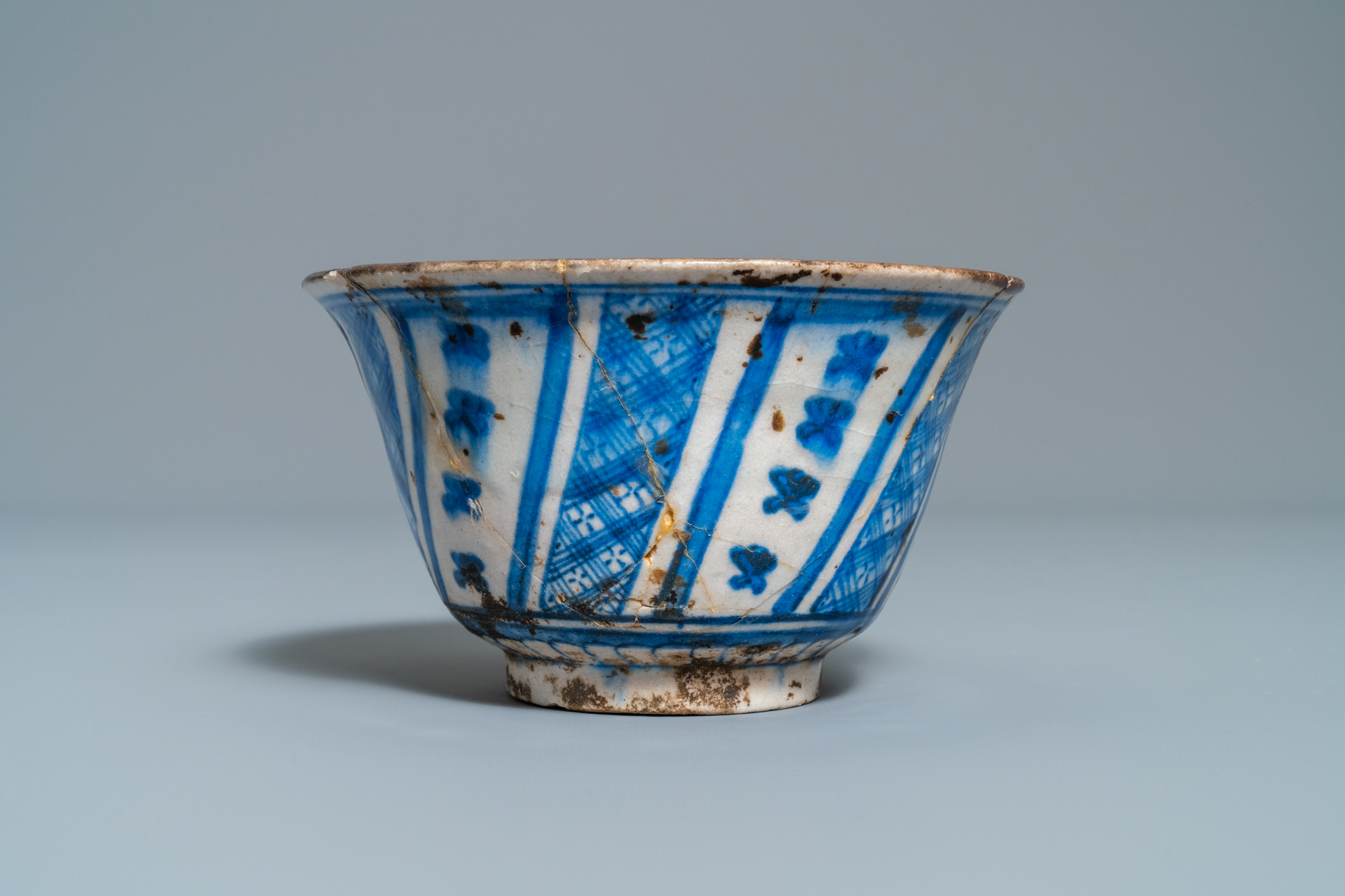 A Persian blue and white vase, a bowl and a dish, Syria and/or Iran, 18/19th C. - Image 8 of 15