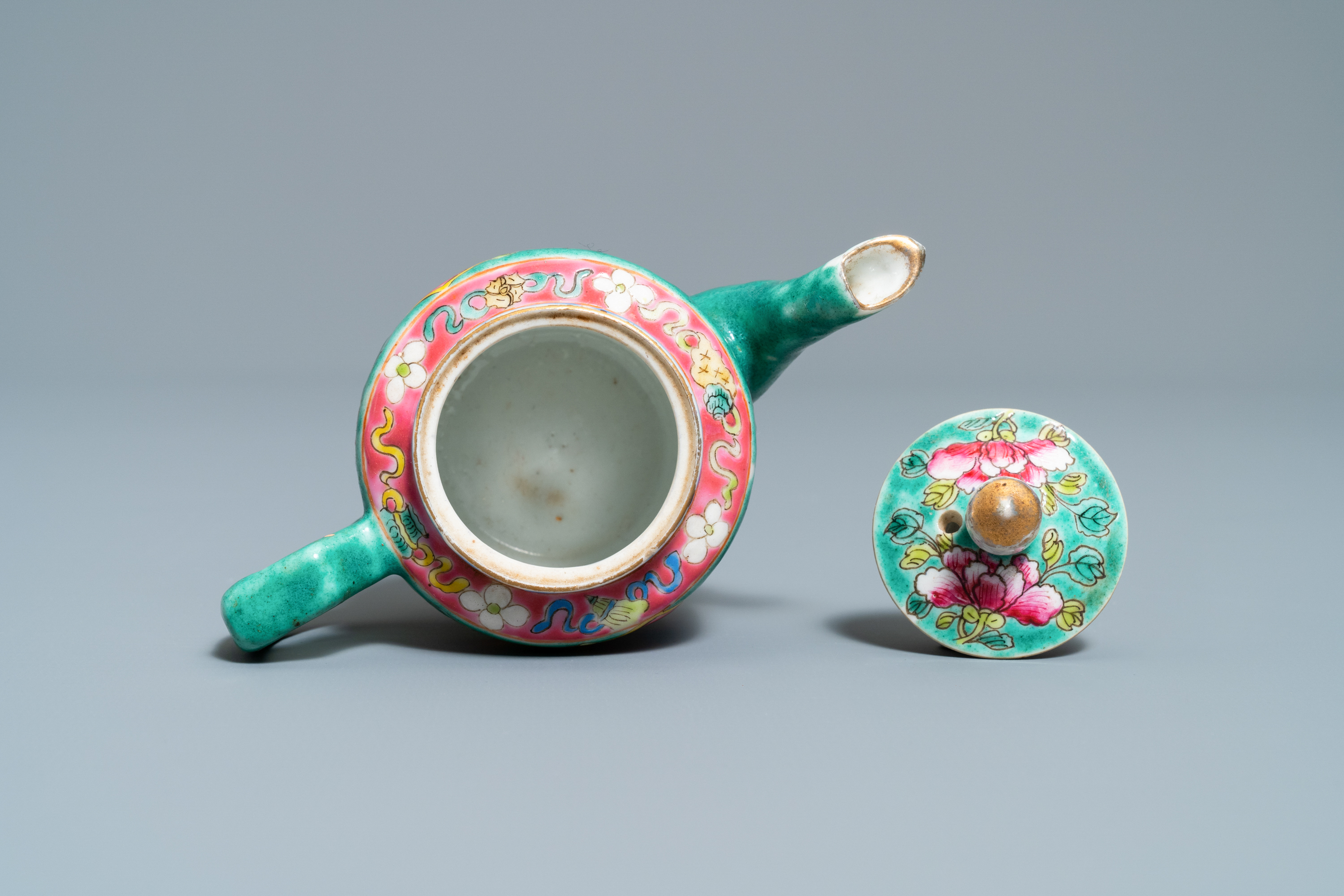 A Chinese turquoise-ground famille rose ewer for the Straits or Peranakan market, 19th C. - Image 6 of 7