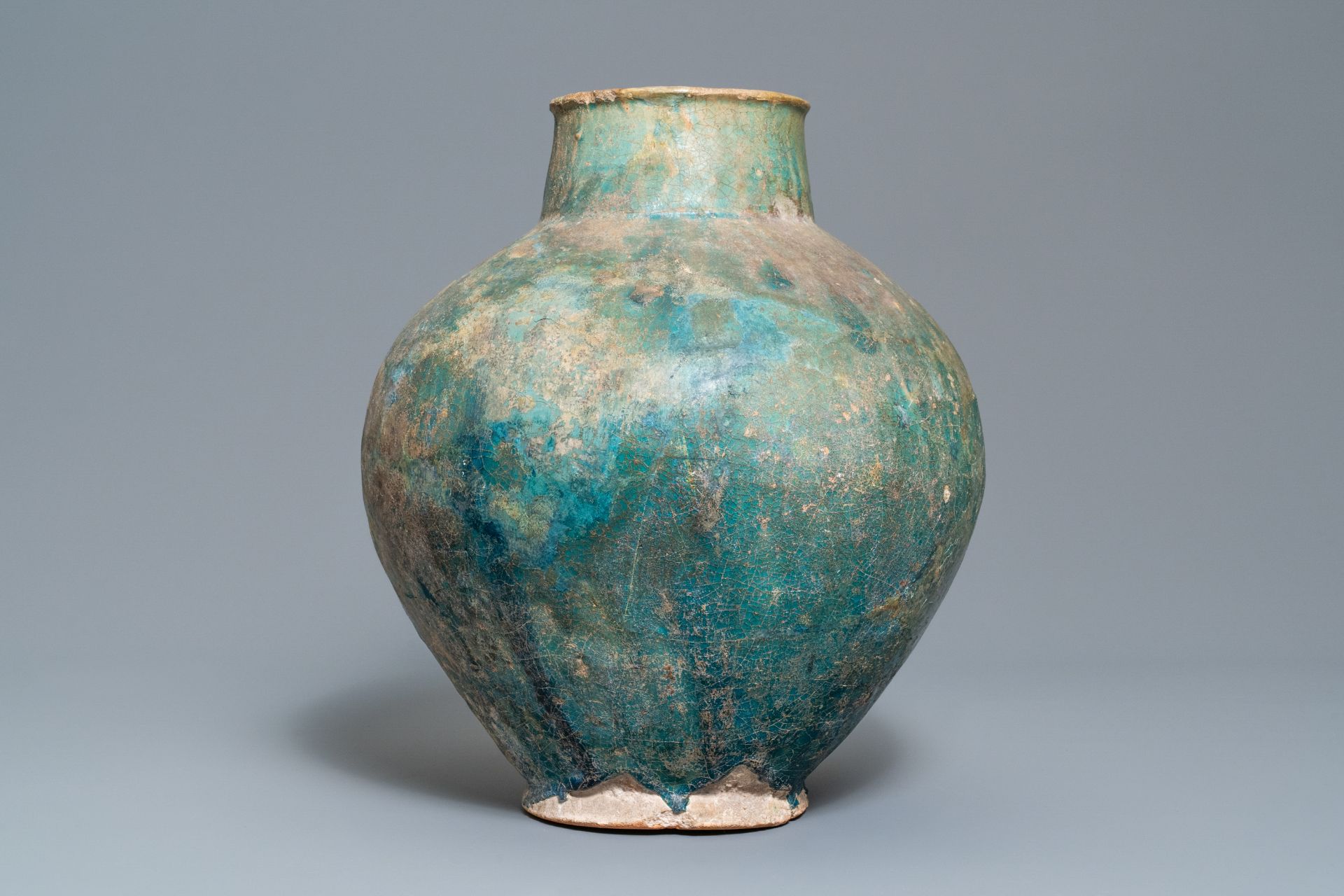A large Persian turquoise-glazed globular vase, Kashan or Raqqa, 15/16th C. - Image 3 of 6