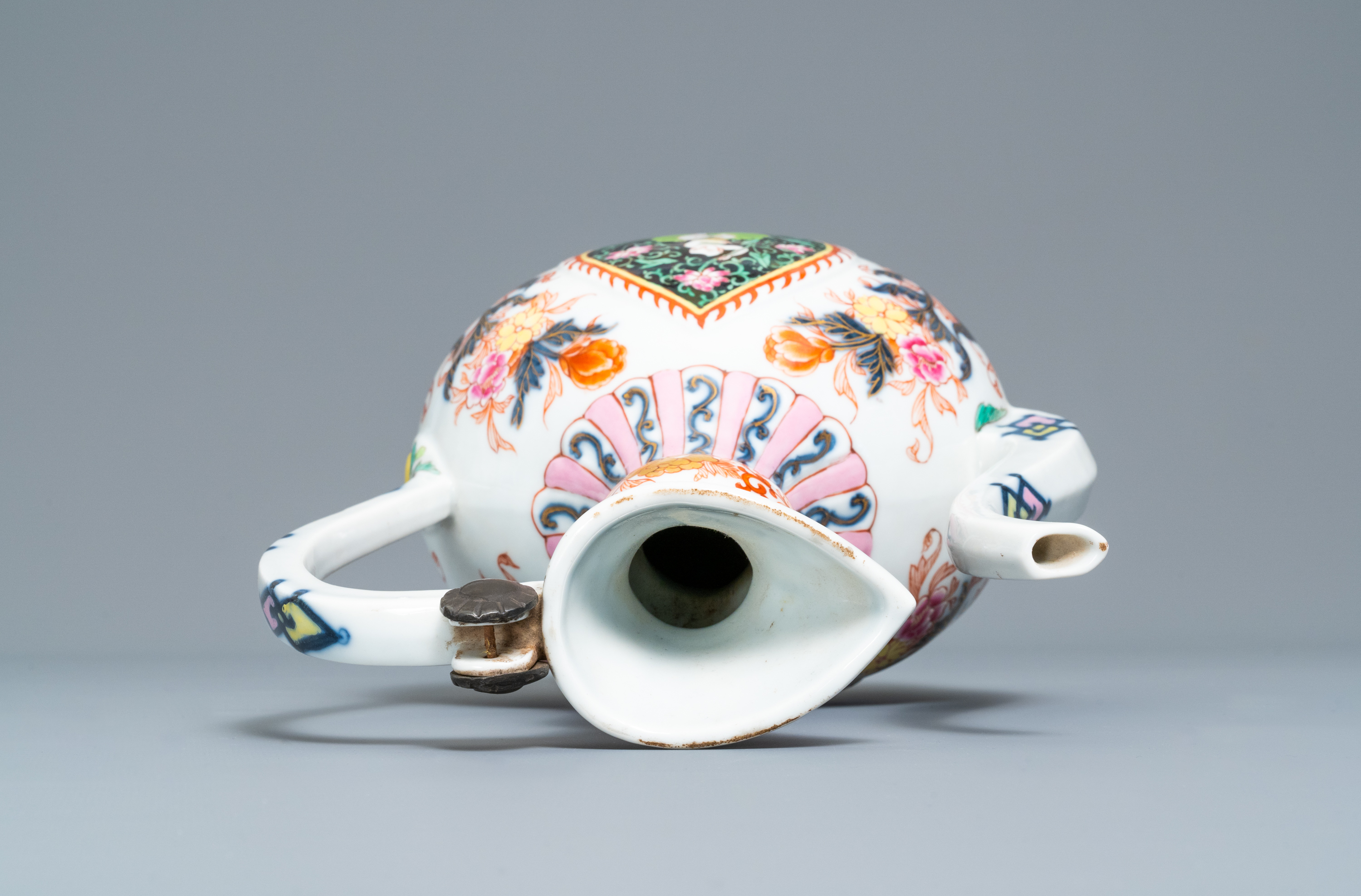 A rose-Imari 'aftaba' ewer for the Islamic market, Samson, Parijs, 19th C. - Image 6 of 7