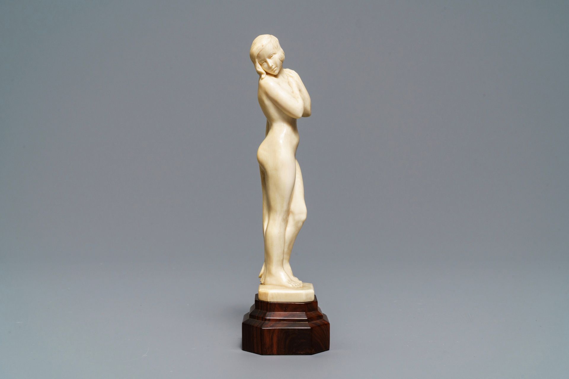 A carved ivory Art Deco figure of a naked lady, 1st half 20th C. - Image 5 of 7