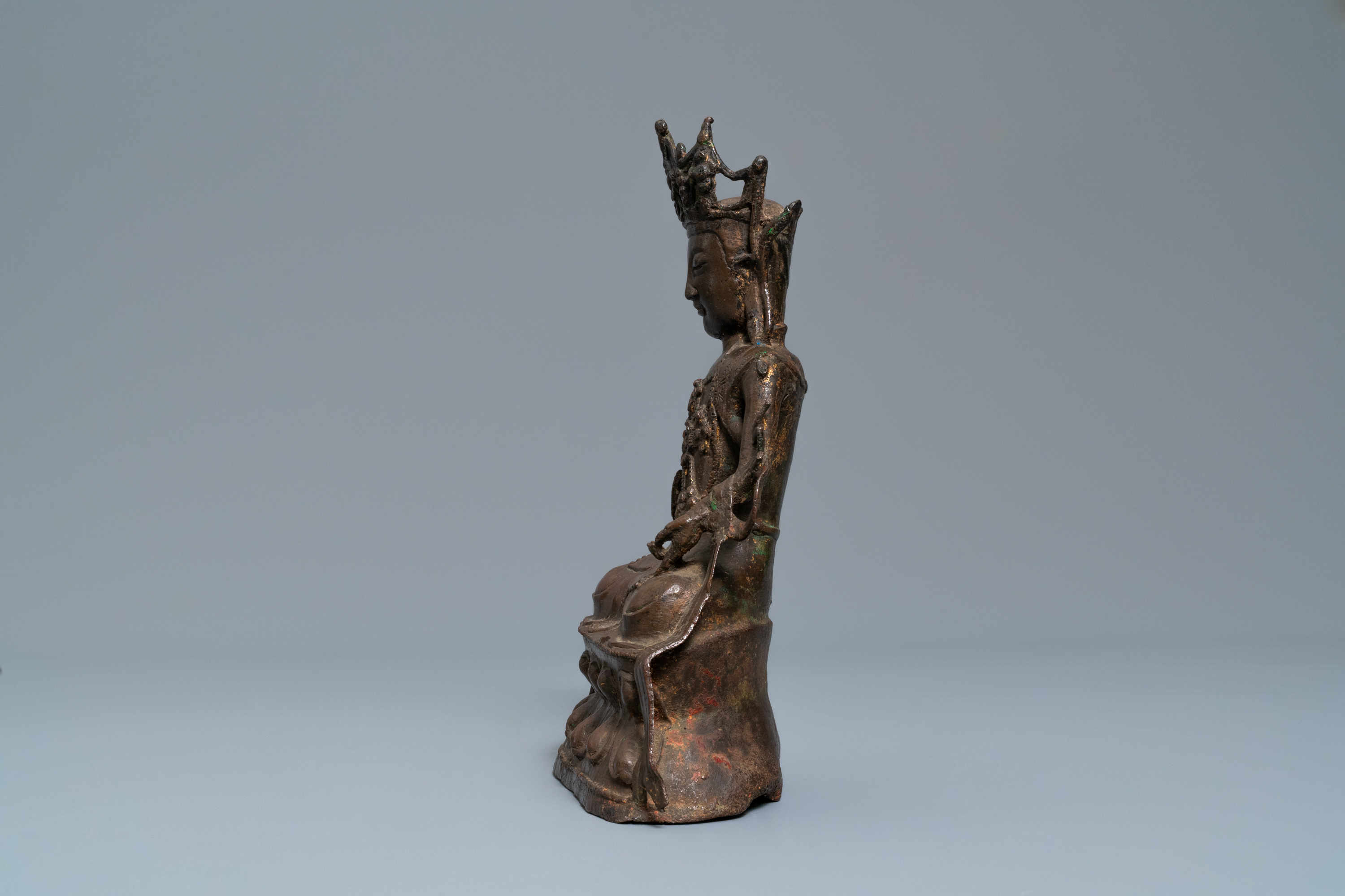 A Chinese bronze figure of Buddha, 18th C. - Image 5 of 8