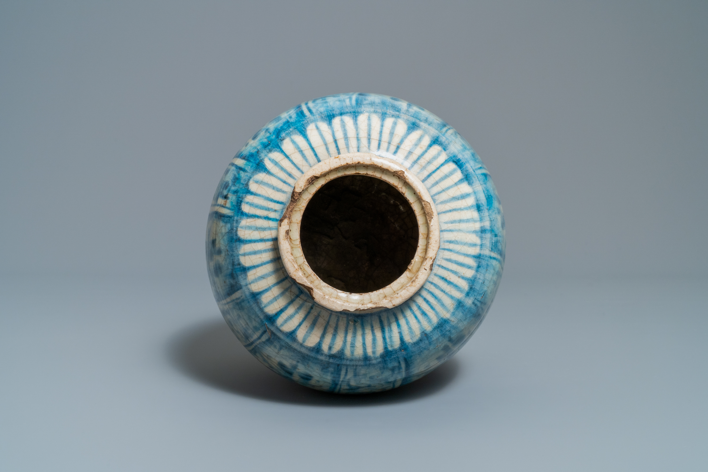 A Persian blue and white vase, a bowl and a dish, Syria and/or Iran, 18/19th C. - Image 6 of 15