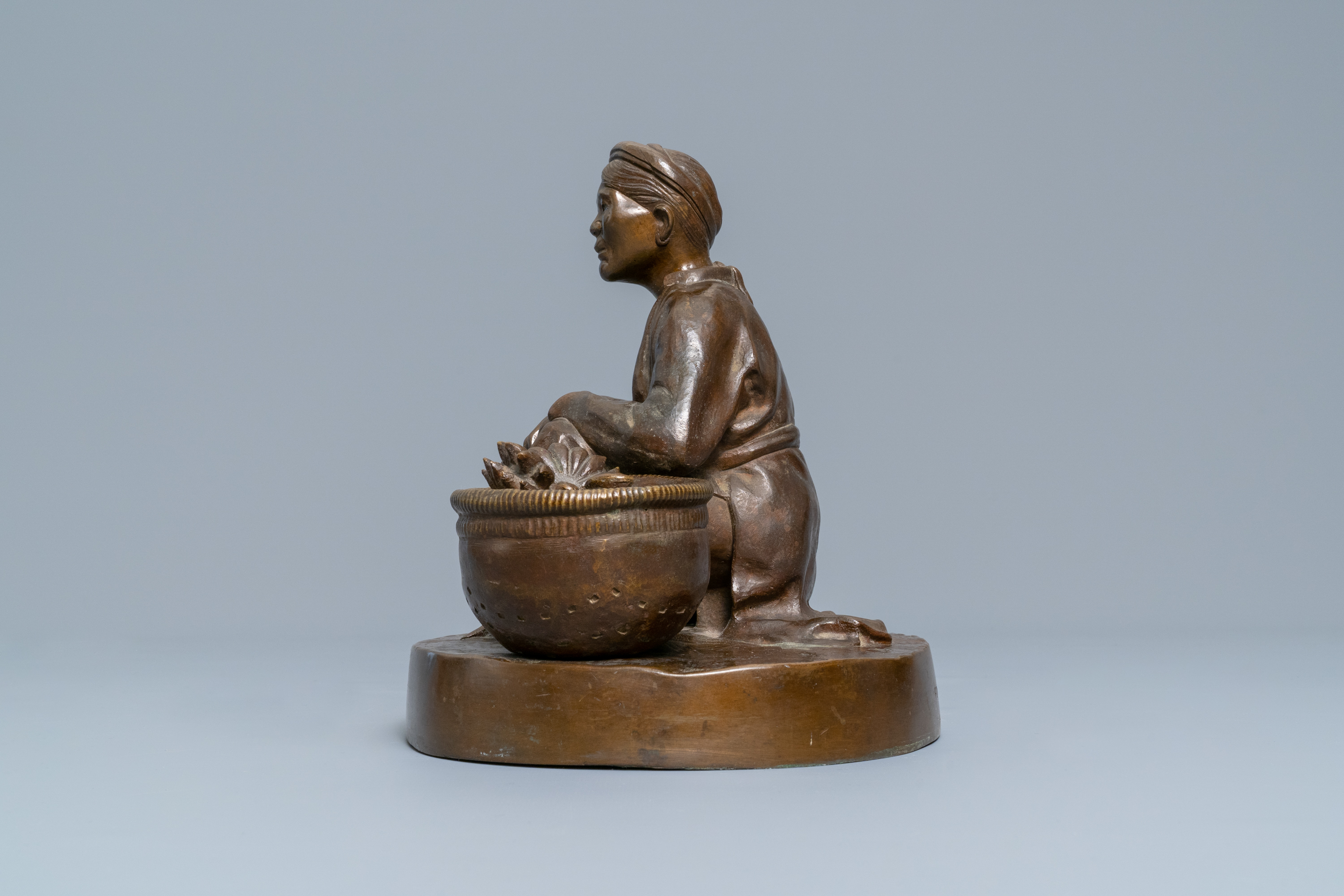 Hoang Xuan Lan Studio (Vietnam, 1st half 20th C.): A street seller in Hanoi, a bronze group - Image 3 of 8