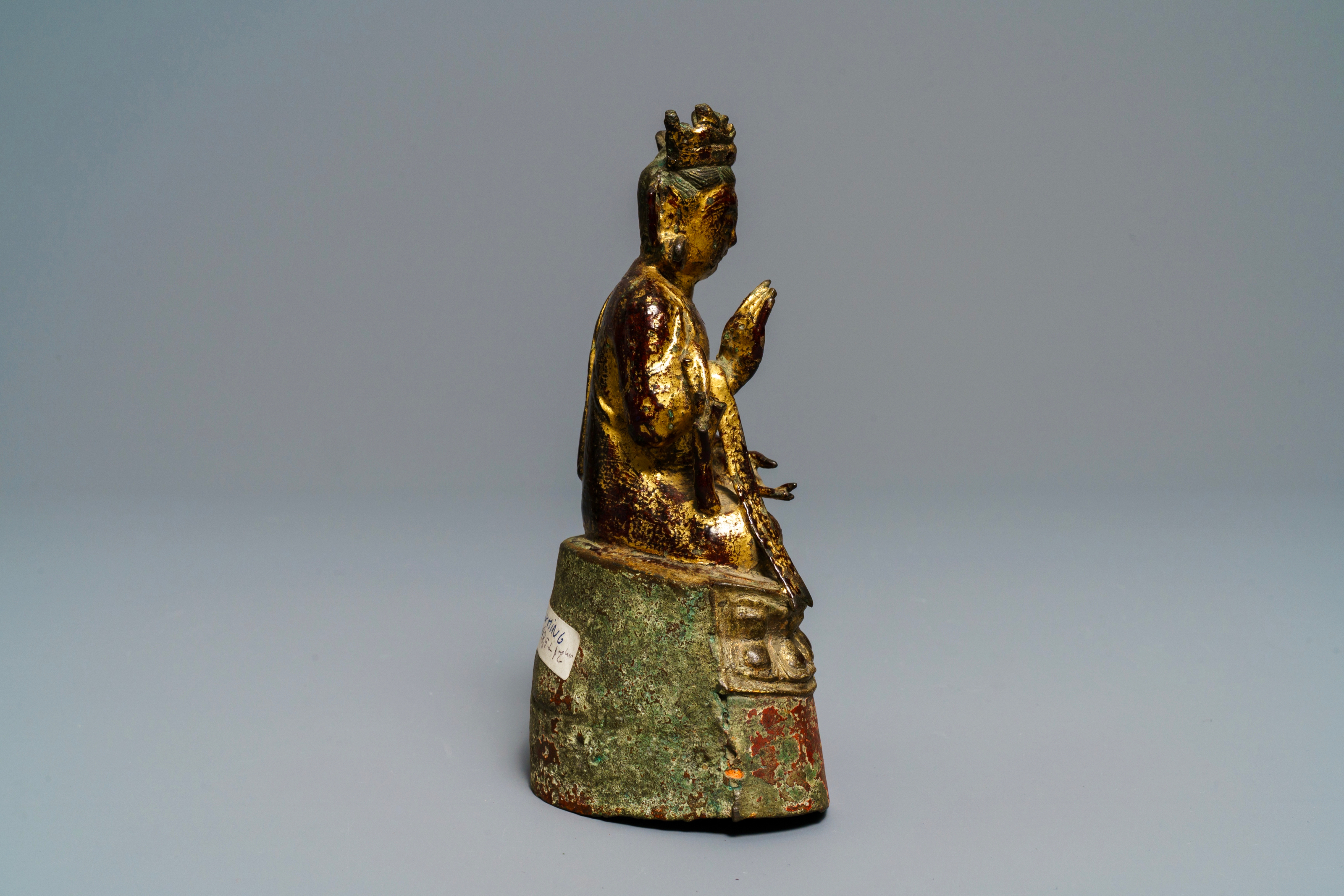 A Burmese lacquered and gilt bronze figure of Buddha, 17/18th C. - Image 5 of 7