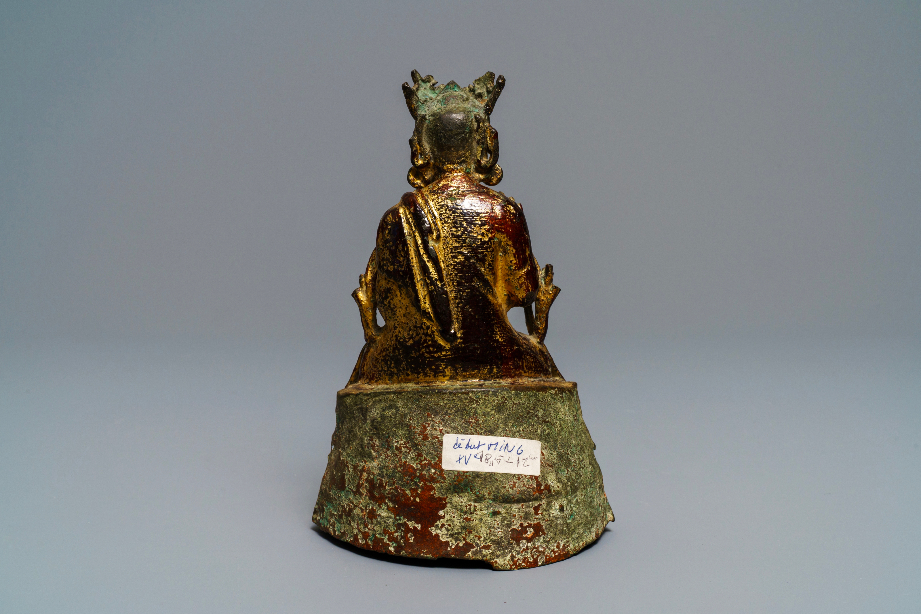 A Burmese lacquered and gilt bronze figure of Buddha, 17/18th C. - Image 4 of 7