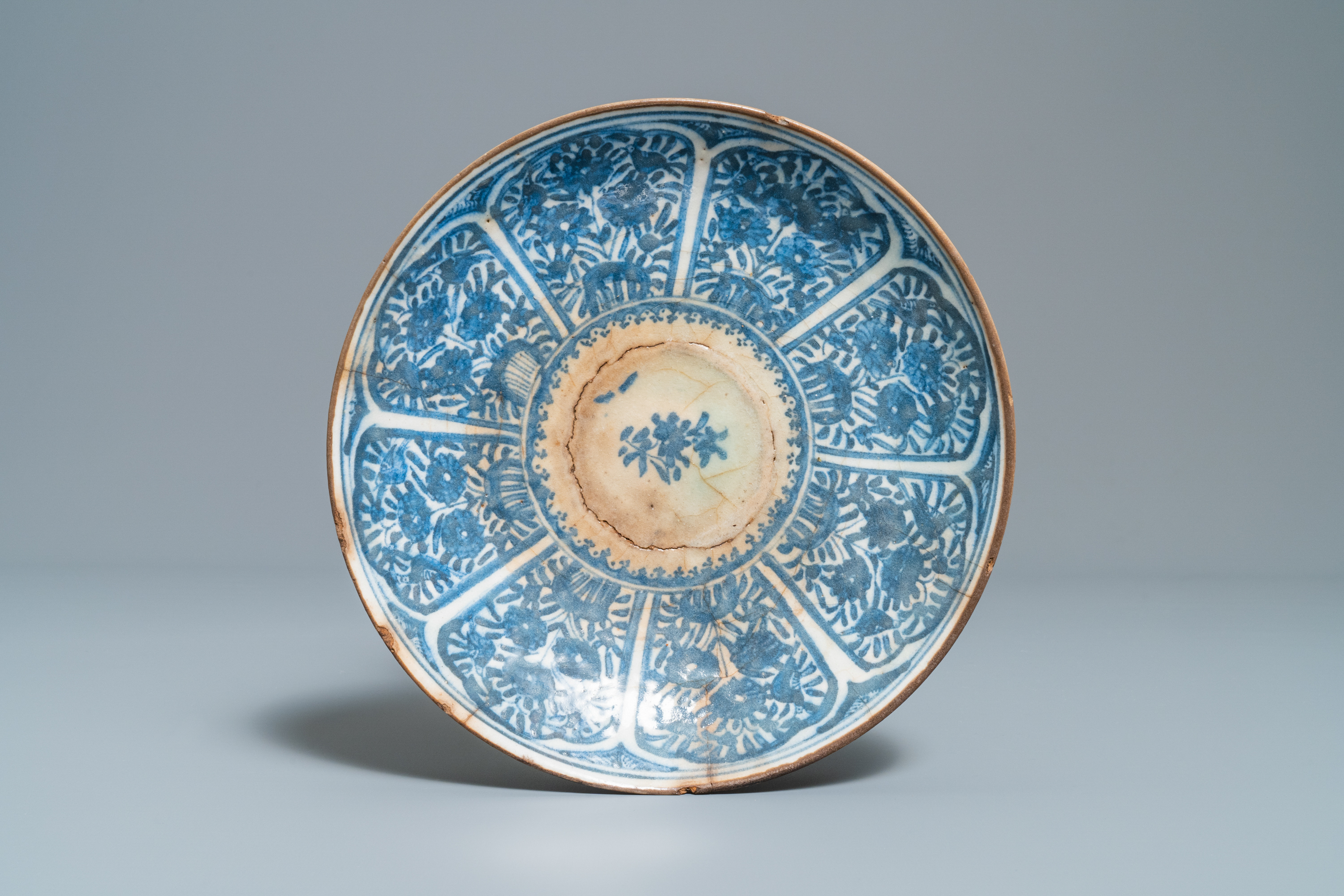 A Persian blue and white vase, a bowl and a dish, Syria and/or Iran, 18/19th C. - Image 14 of 15