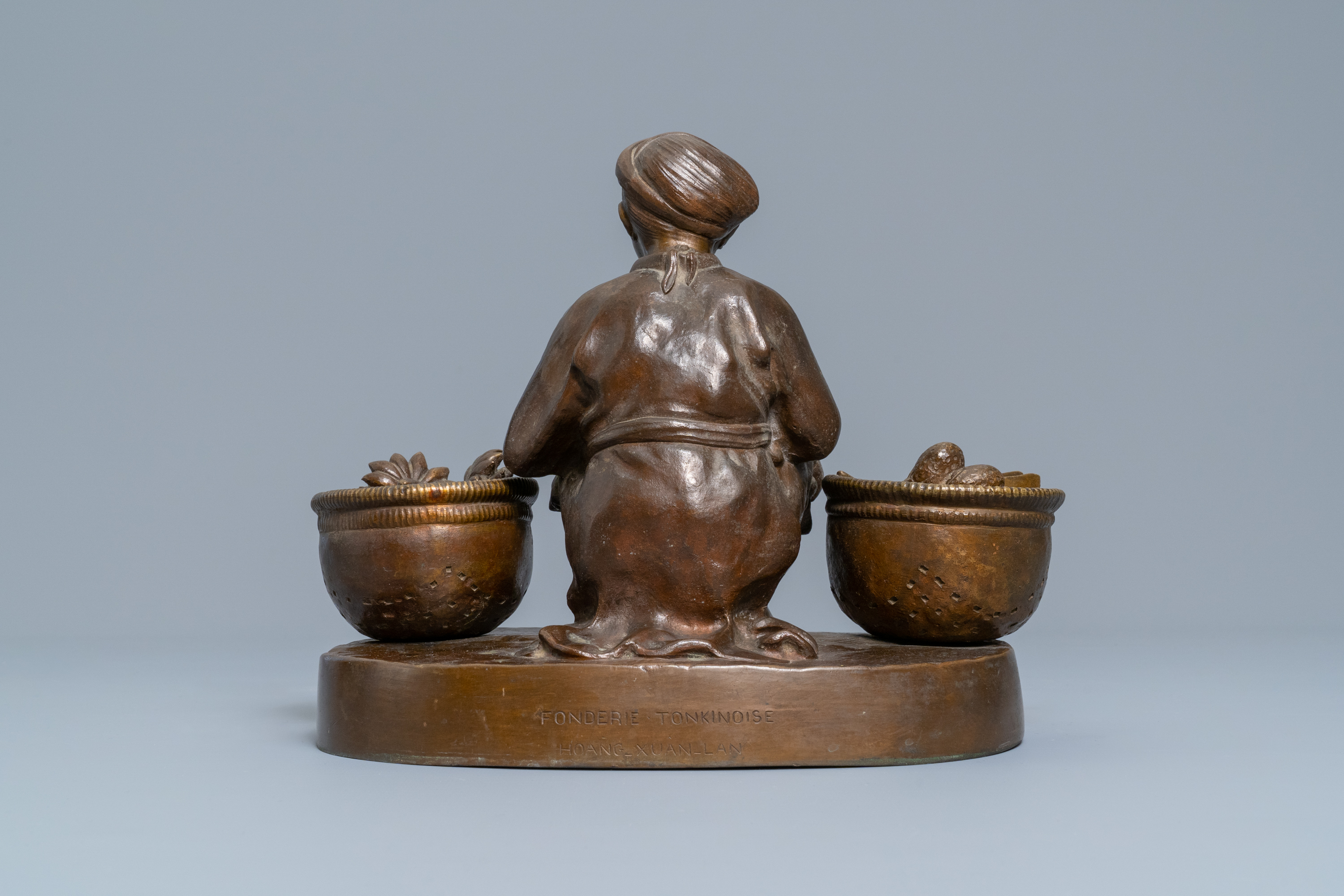 Hoang Xuan Lan Studio (Vietnam, 1st half 20th C.): A street seller in Hanoi, a bronze group - Image 4 of 8