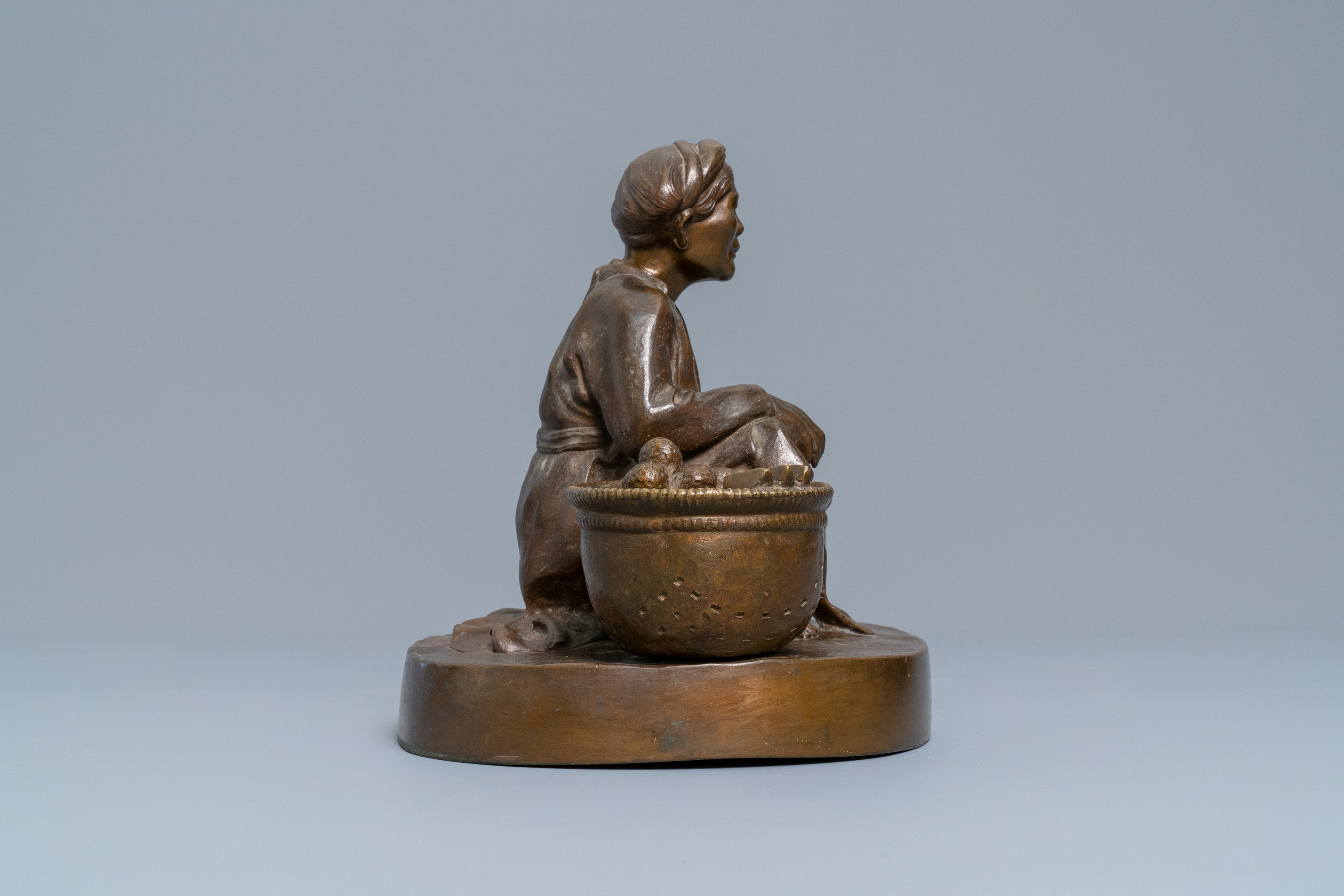 Hoang Xuan Lan Studio (Vietnam, 1st half 20th C.): A street seller in Hanoi, a bronze group - Image 5 of 8