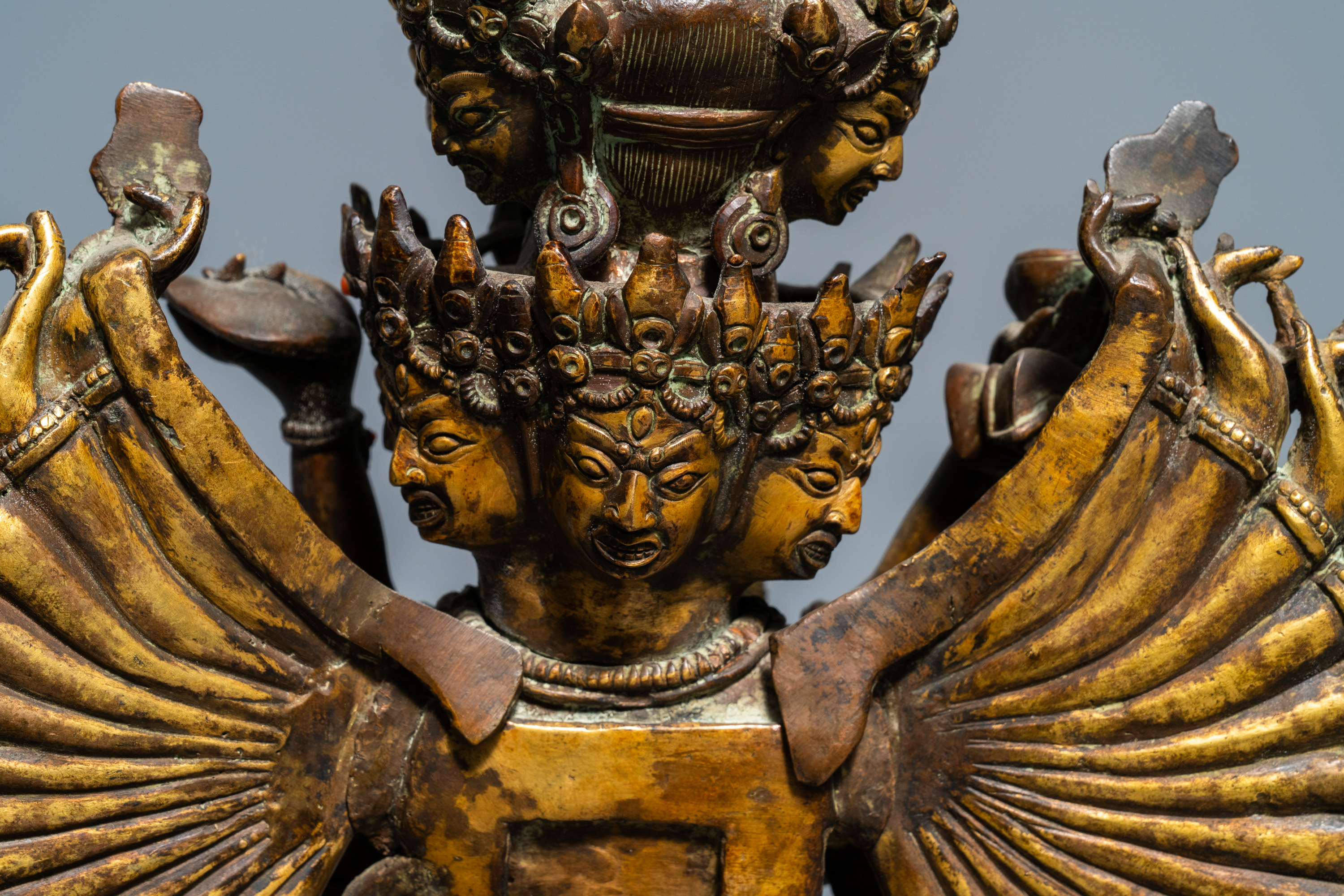 A large Sino-Tibetan coral-inlaid gilt bronze figure of Kapaladhara Hevajra, 18/19th C. - Image 14 of 15