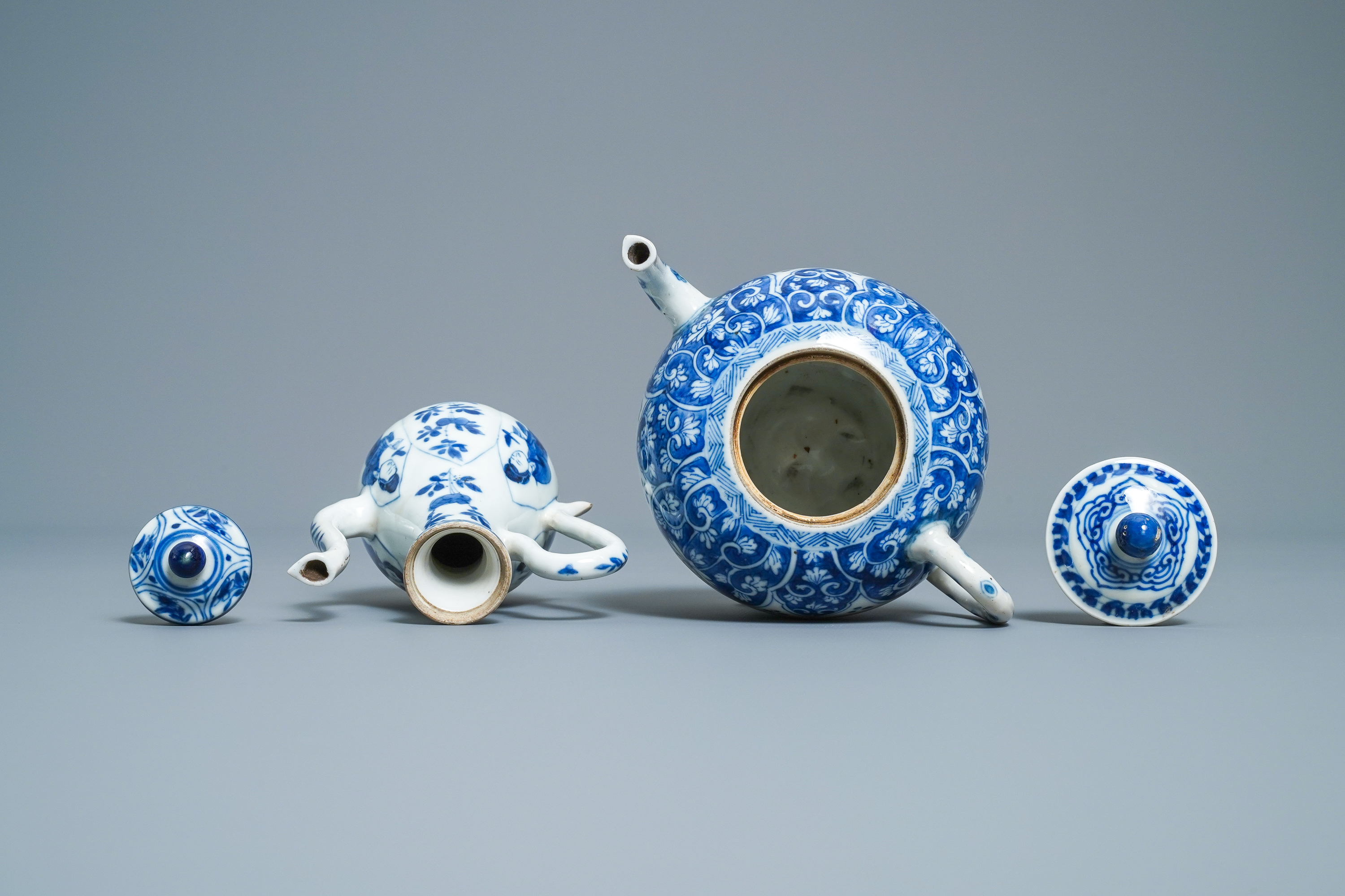 A Chinese blue and white teapot and a jug, Kangxi - Image 6 of 7