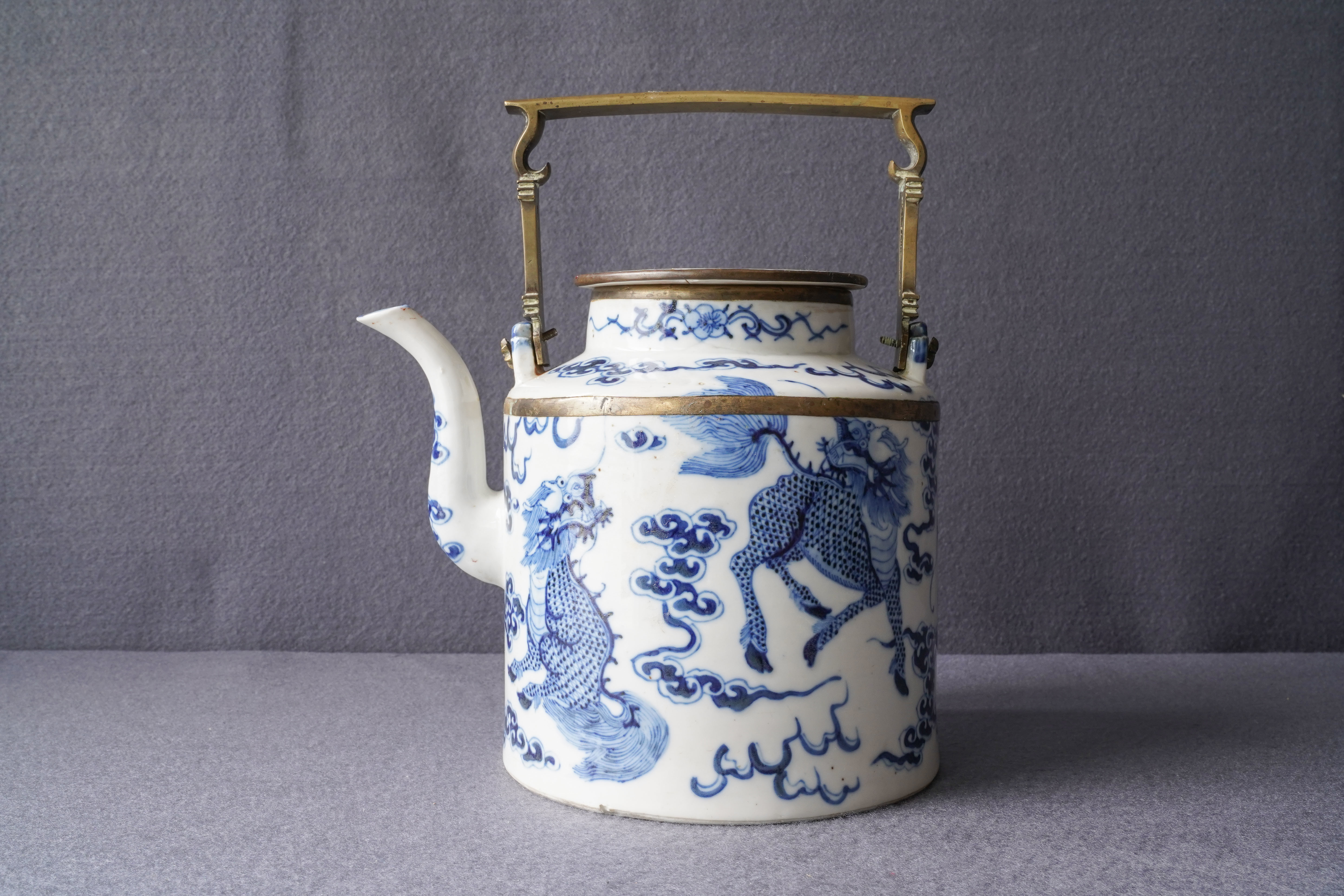 A large Chinese blue and white Vietnamese market 'Bleu de Hue' teapot with qilins, 19th C. - Image 10 of 15