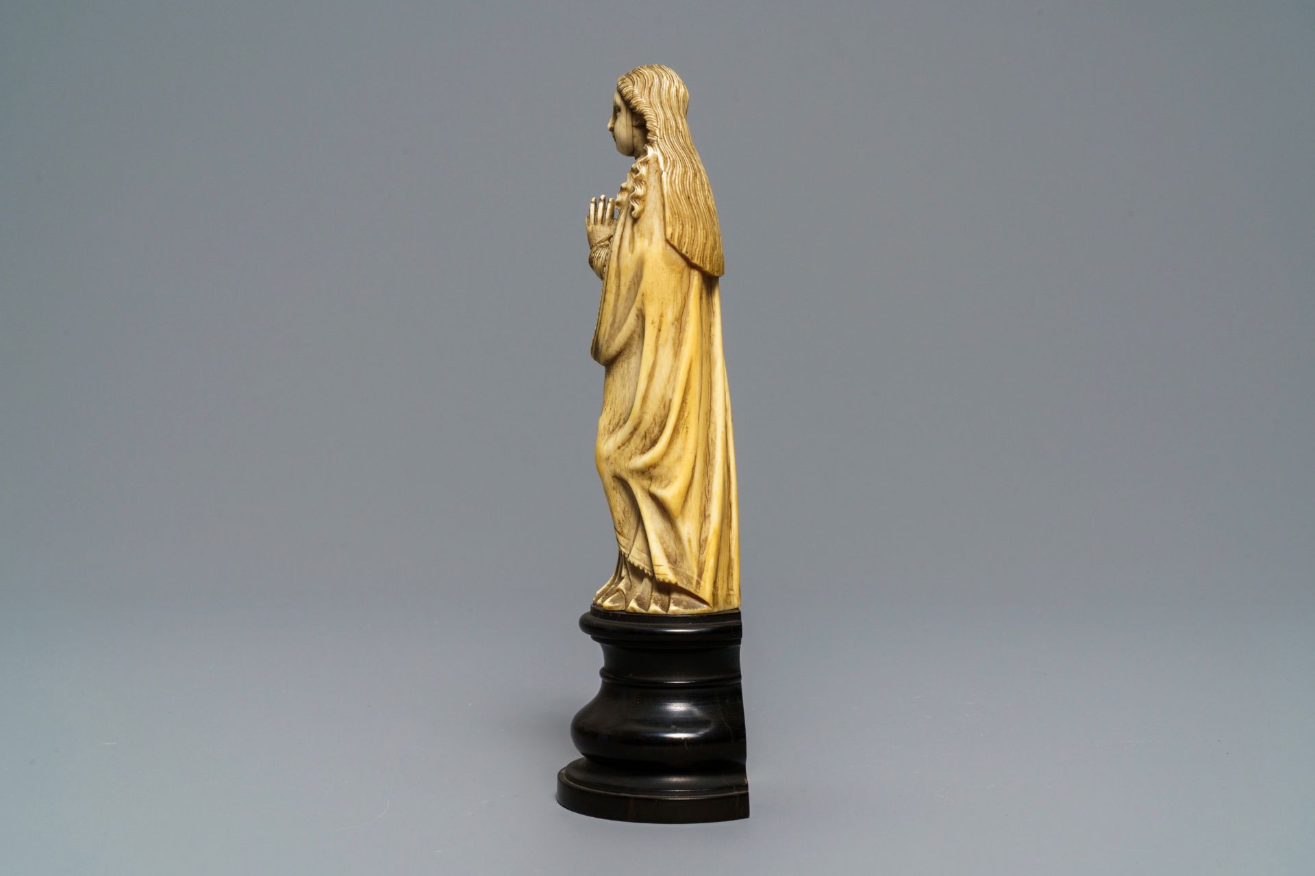 An Indo-Portuguese carved ivory figure of the Madonna, Goa, 18/19th C. - Image 4 of 7