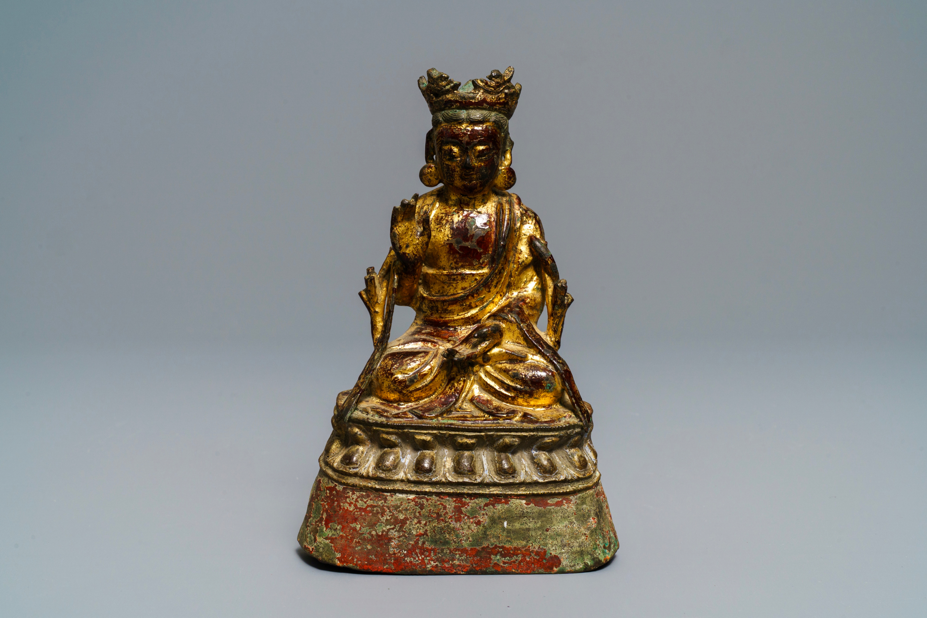 A Burmese lacquered and gilt bronze figure of Buddha, 17/18th C. - Image 2 of 7