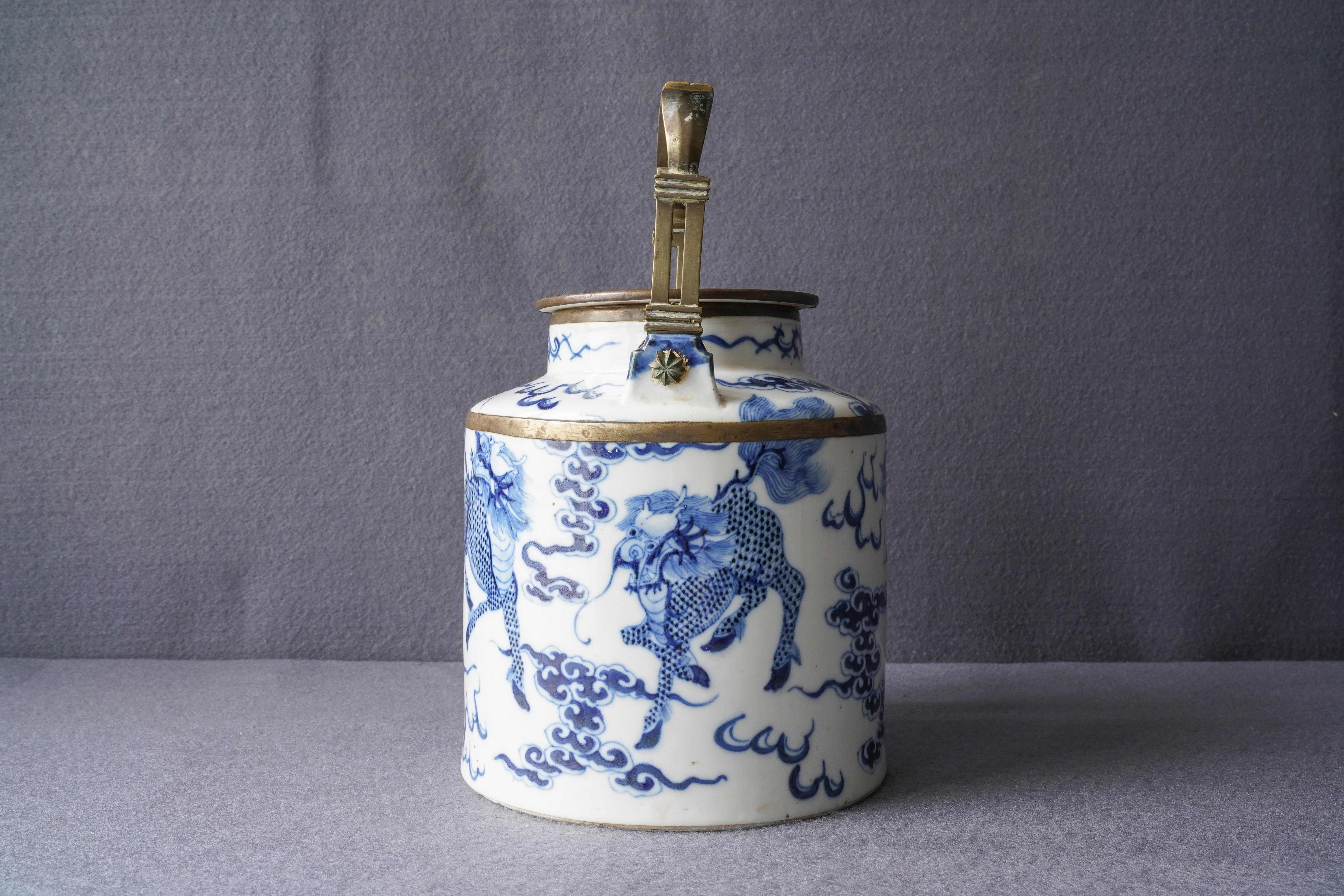 A large Chinese blue and white Vietnamese market 'Bleu de Hue' teapot with qilins, 19th C. - Image 13 of 15