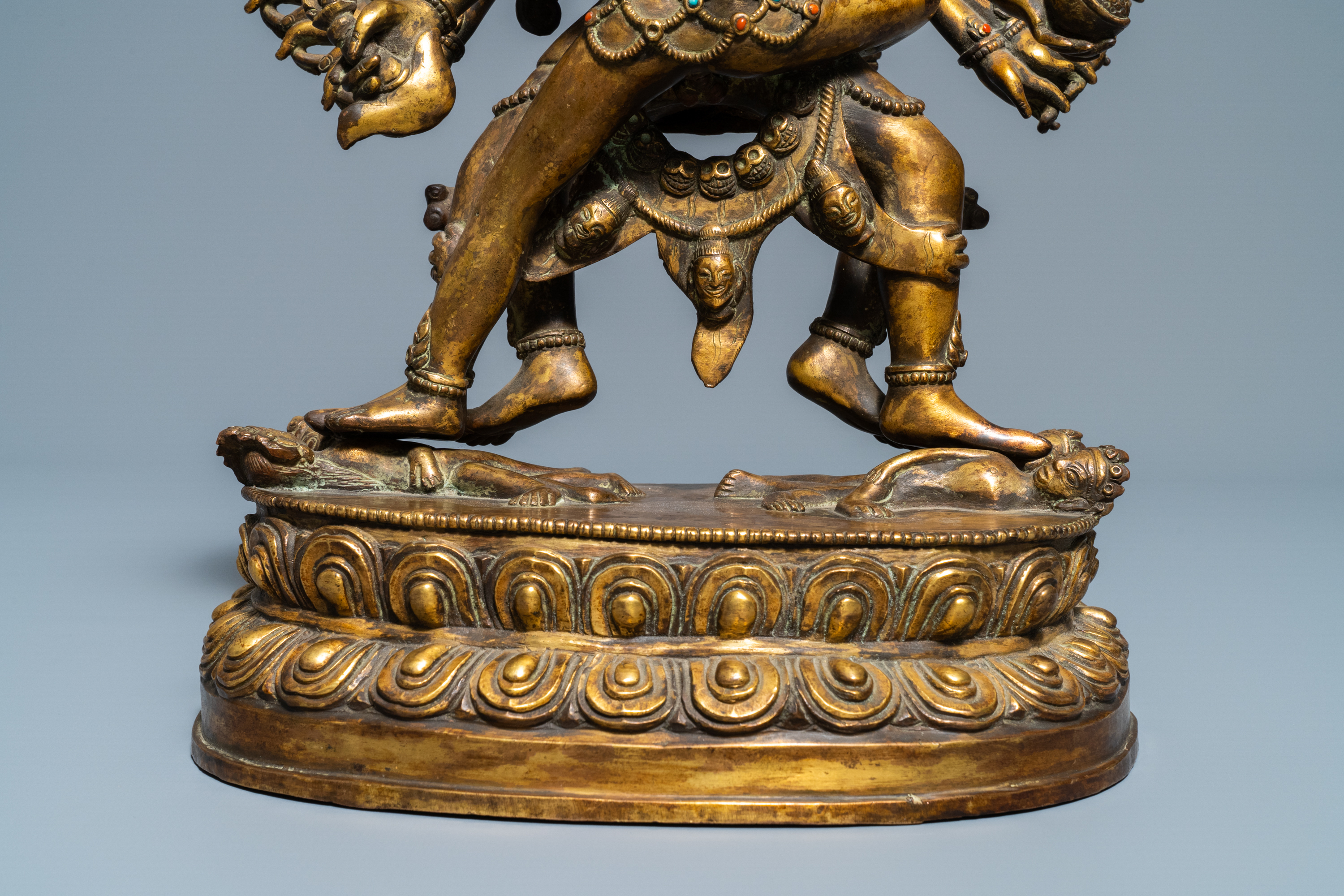 A large Sino-Tibetan coral-inlaid gilt bronze figure of Kapaladhara Hevajra, 18/19th C. - Image 10 of 15