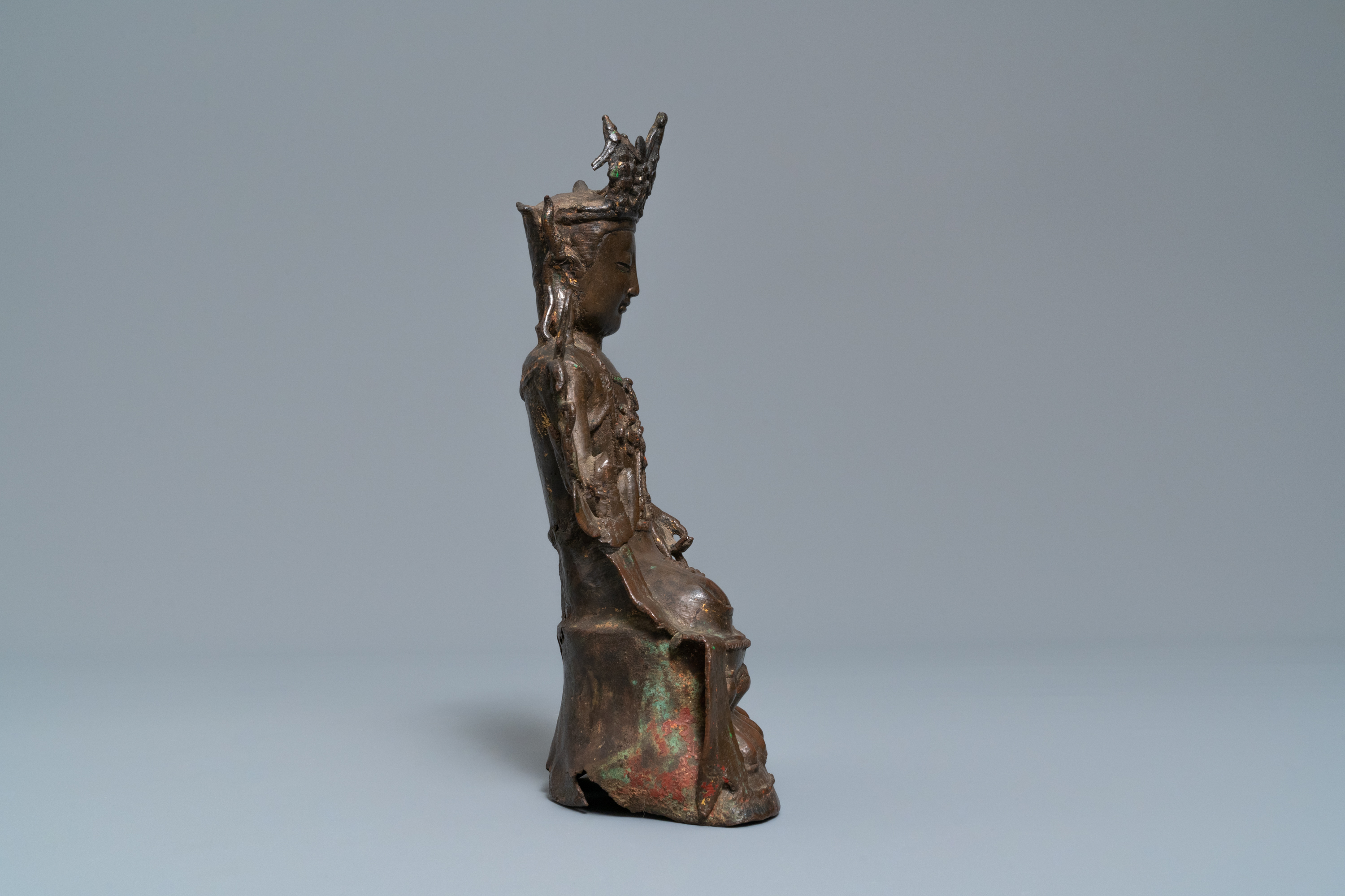 A Chinese bronze figure of Buddha, 18th C. - Image 3 of 8