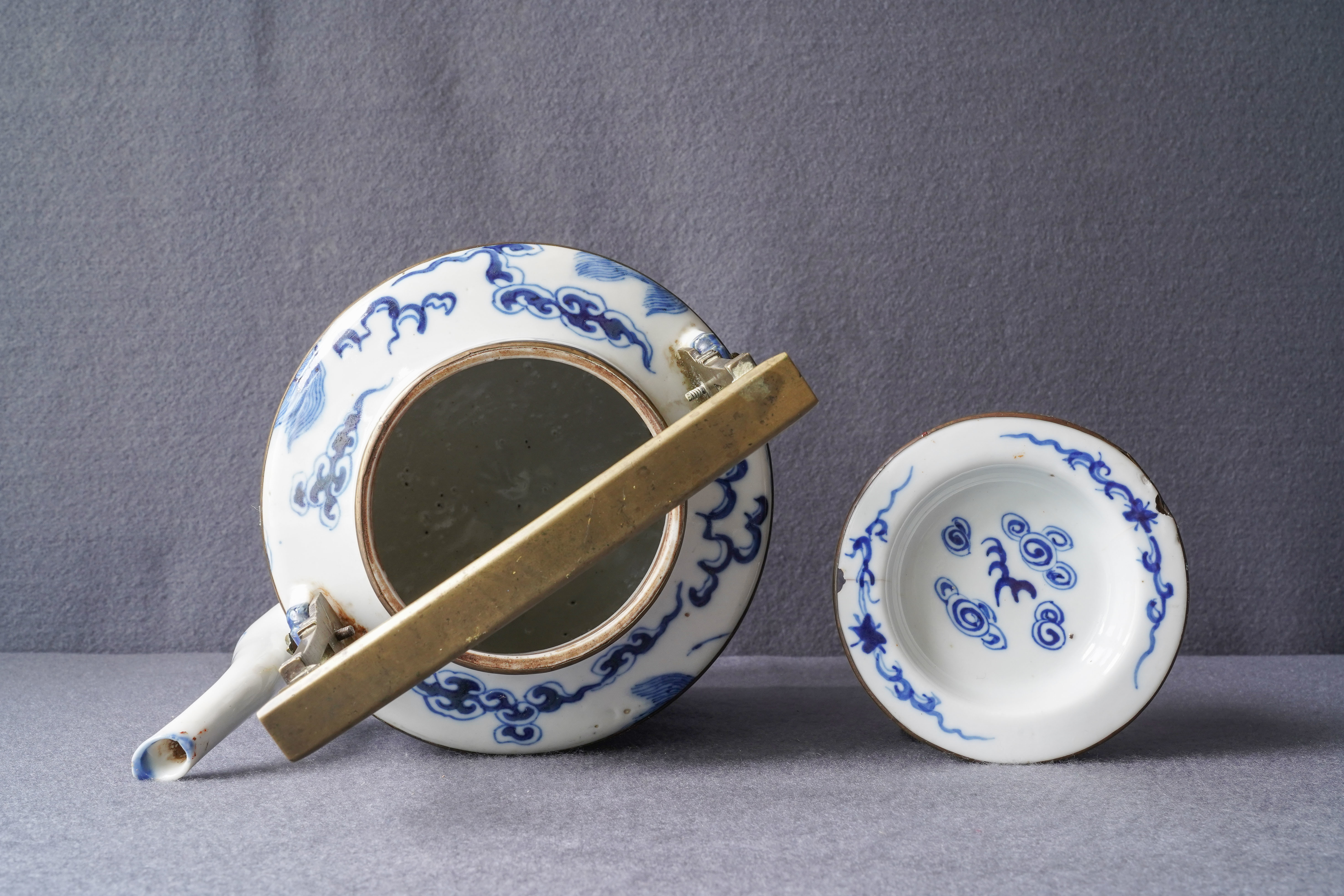 A large Chinese blue and white Vietnamese market 'Bleu de Hue' teapot with qilins, 19th C. - Image 14 of 15