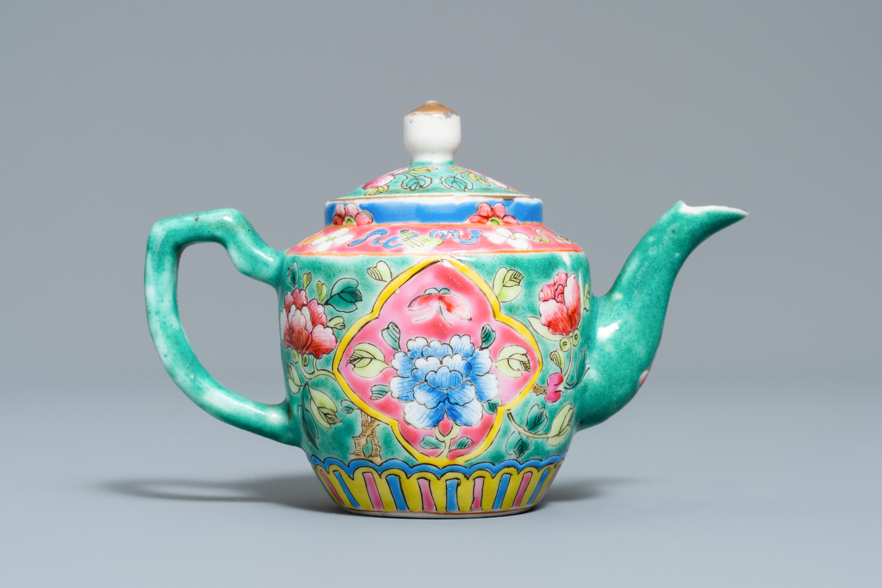 A Chinese turquoise-ground famille rose ewer for the Straits or Peranakan market, 19th C. - Image 4 of 7