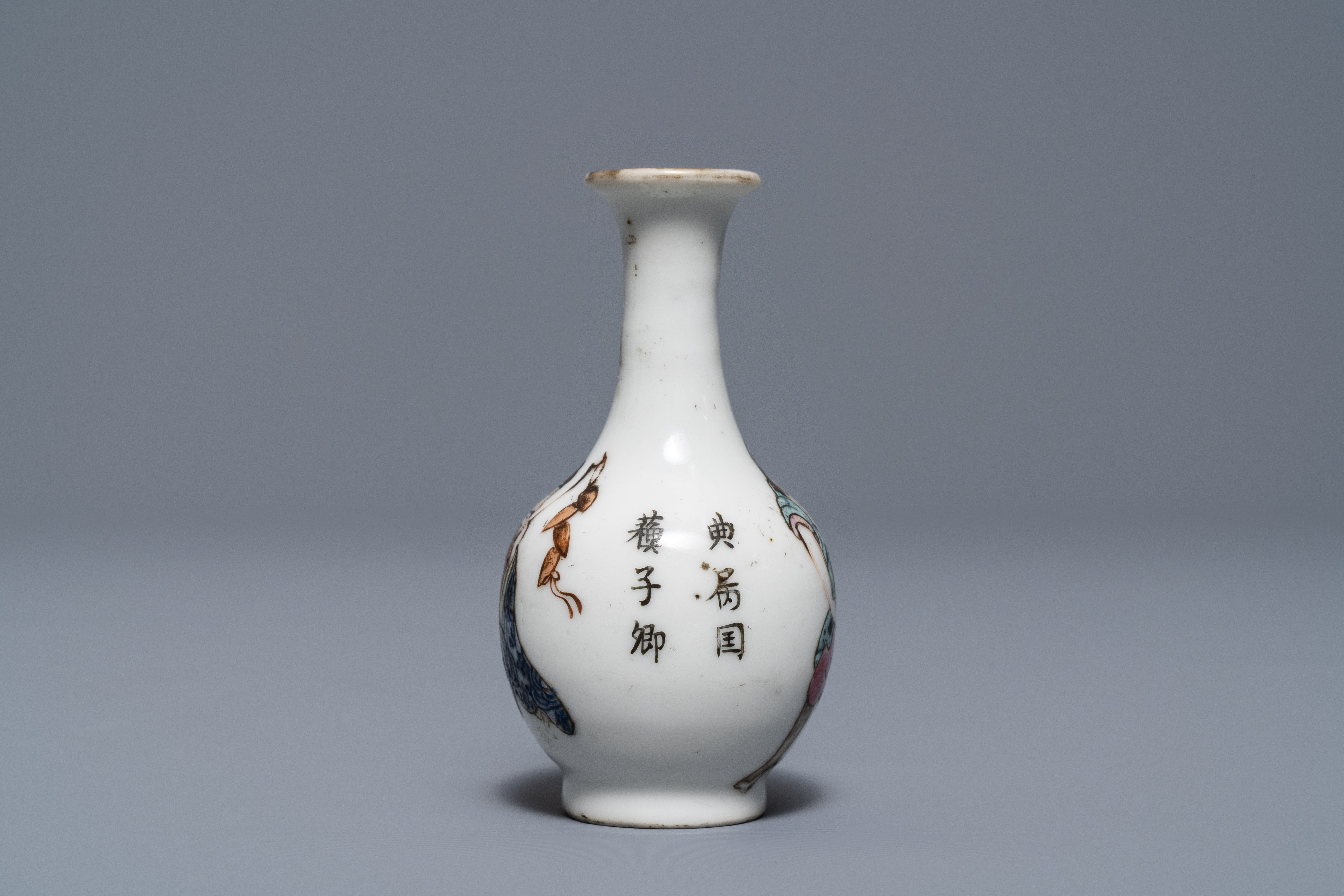 A Chinese famille rose miniature 'Wu Shuang Pu' vase, 19th C. - Image 2 of 6