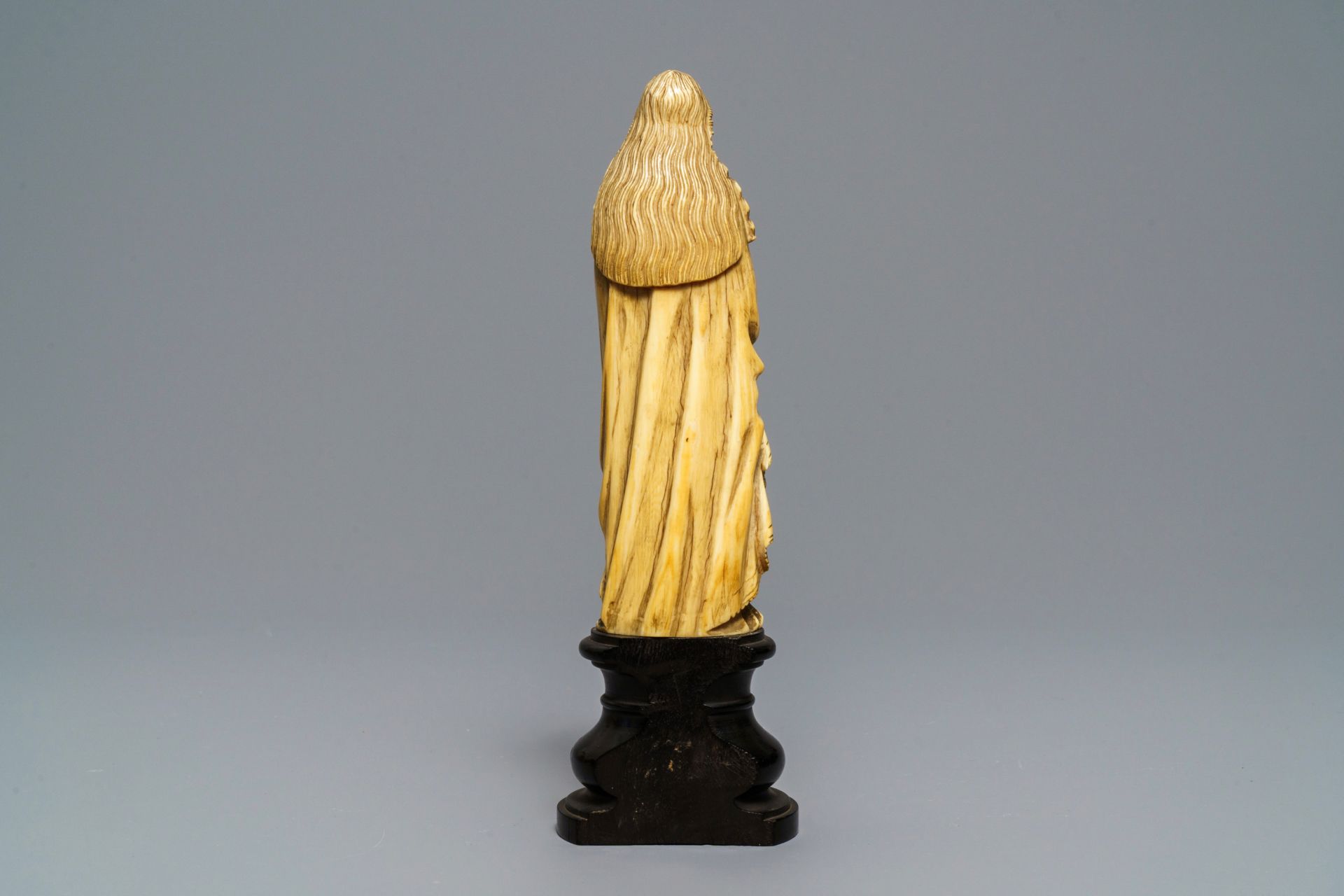 An Indo-Portuguese carved ivory figure of the Madonna, Goa, 18/19th C. - Image 5 of 7