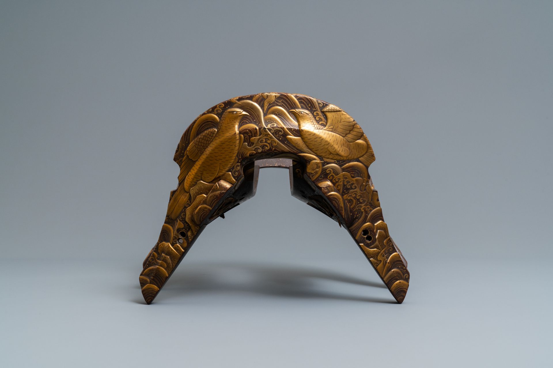 A Japanese gilt-lacquered 'kura' saddle with matching 'abumi' stirrups, Muromachi, 16th C. - Image 11 of 17