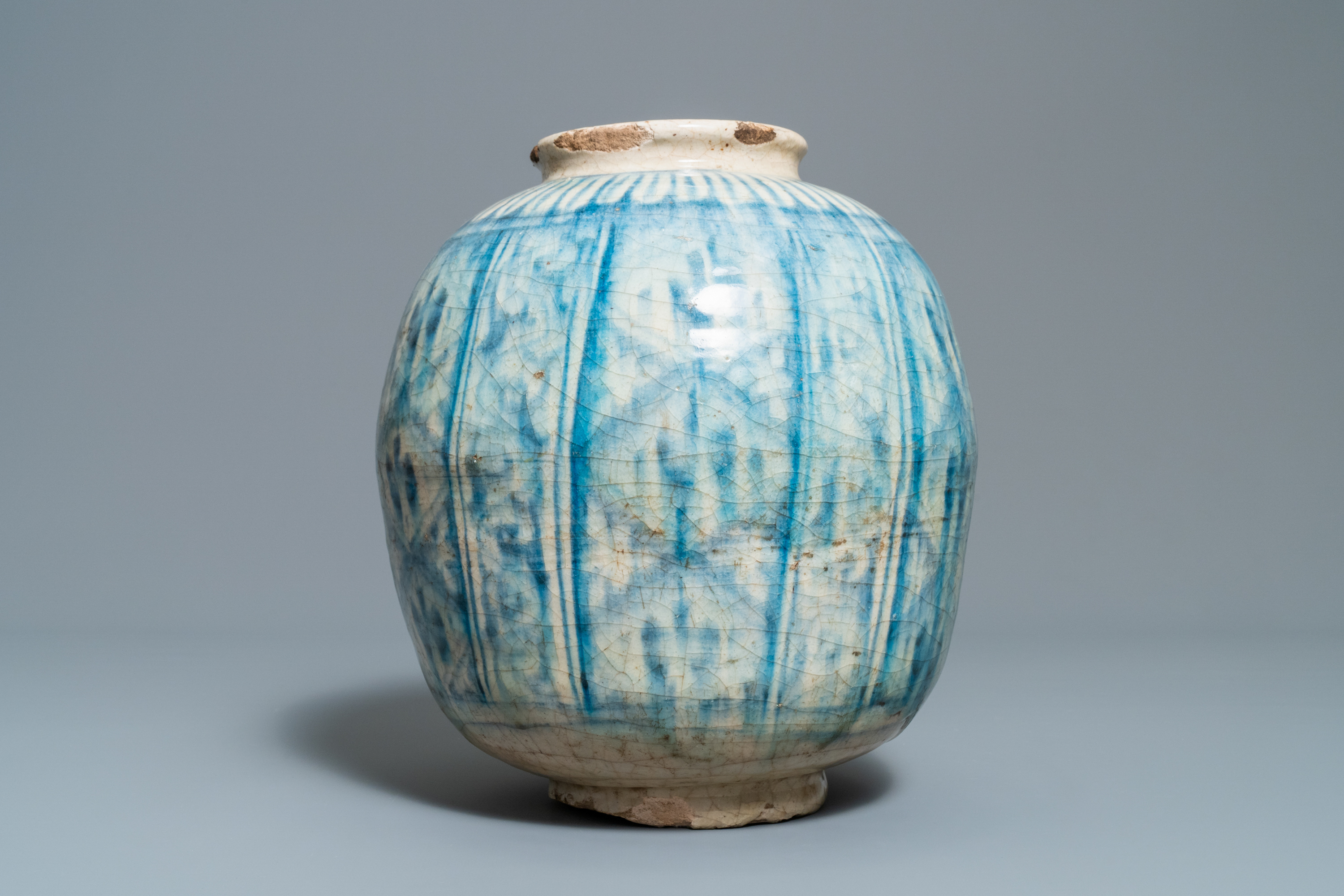 A Persian blue and white vase, a bowl and a dish, Syria and/or Iran, 18/19th C. - Image 3 of 15