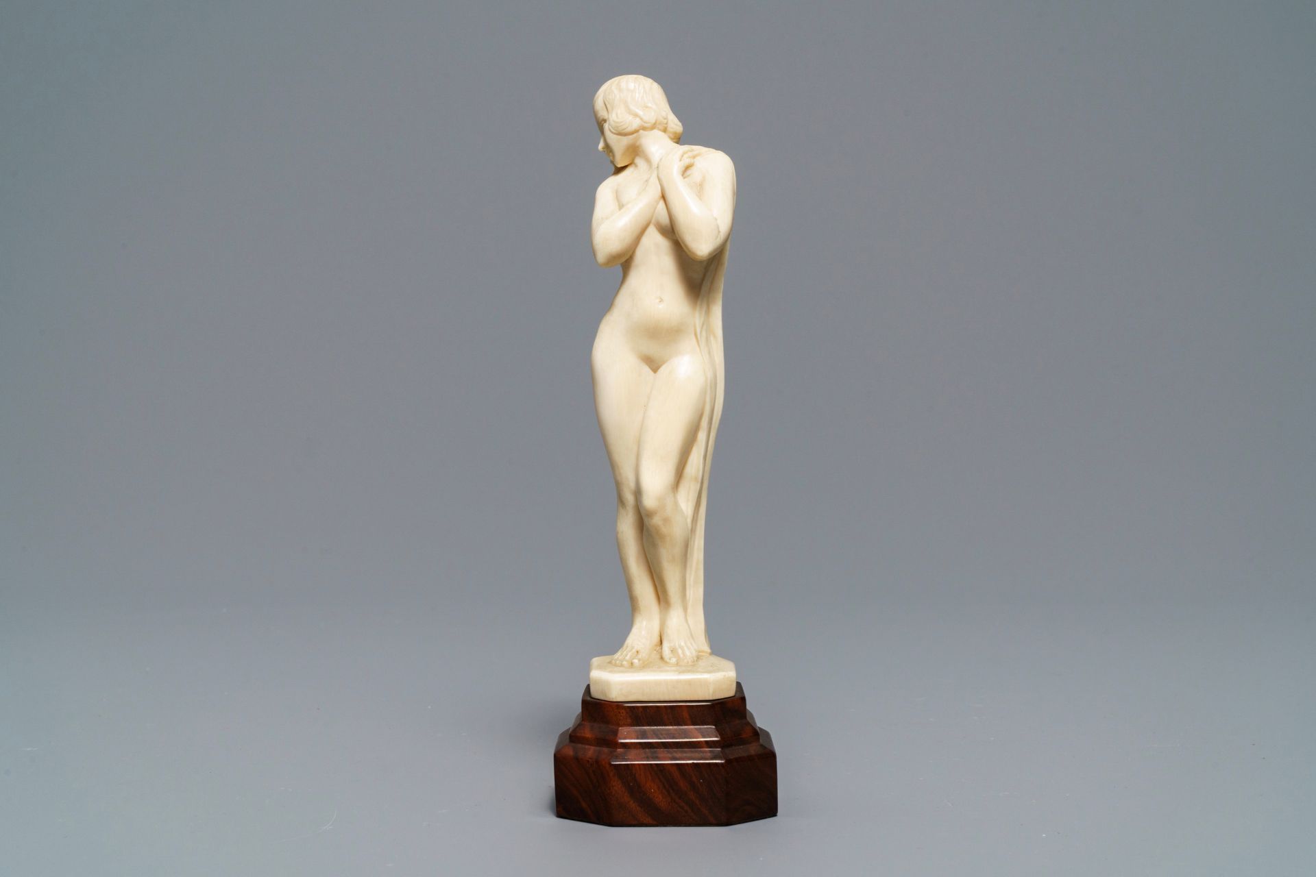 A carved ivory Art Deco figure of a naked lady, 1st half 20th C. - Image 2 of 7