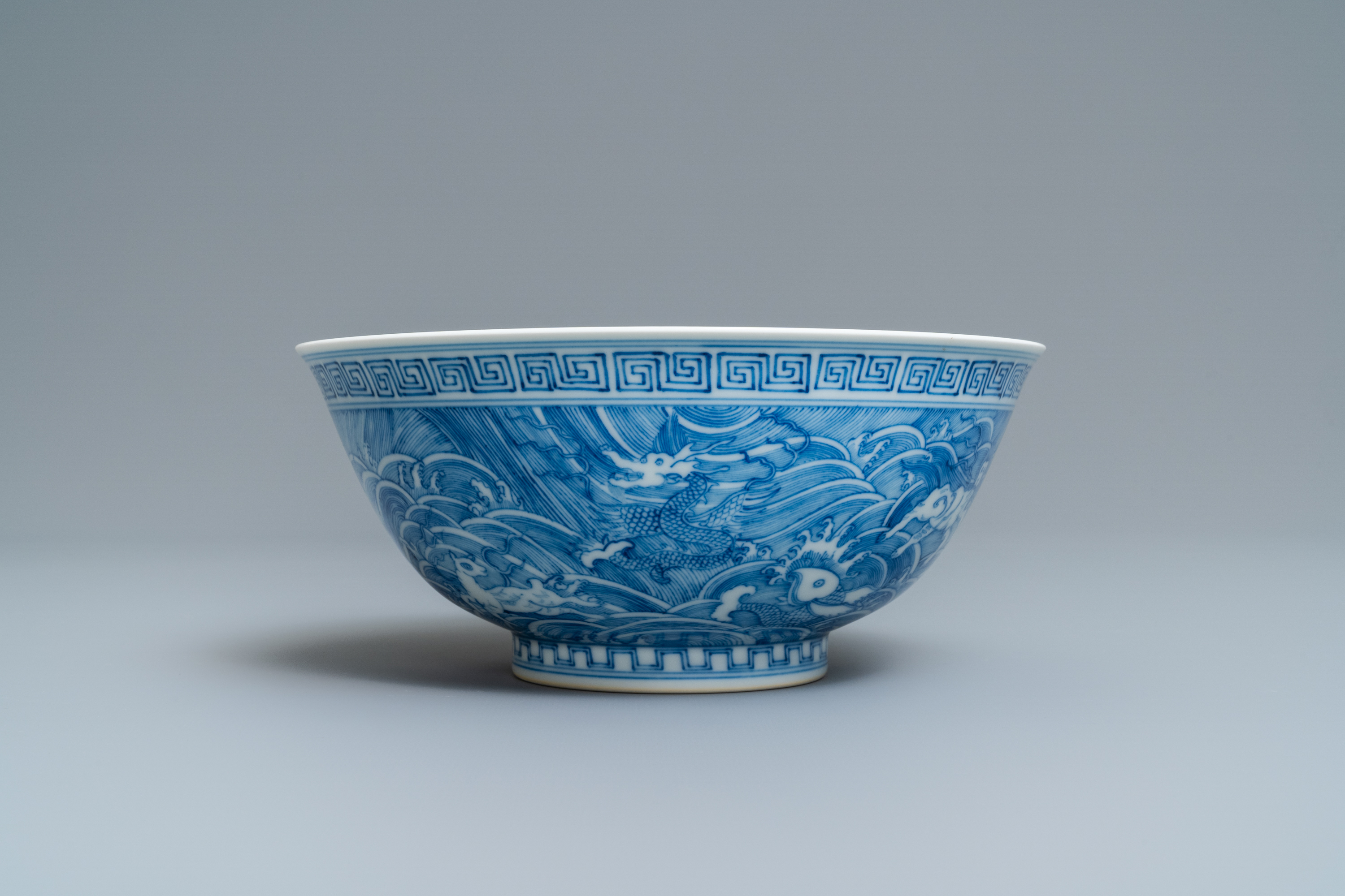 A Chinese blue and white 'mythical beasts' bowl, Guangxu mark, 19/20th C. - Image 2 of 7