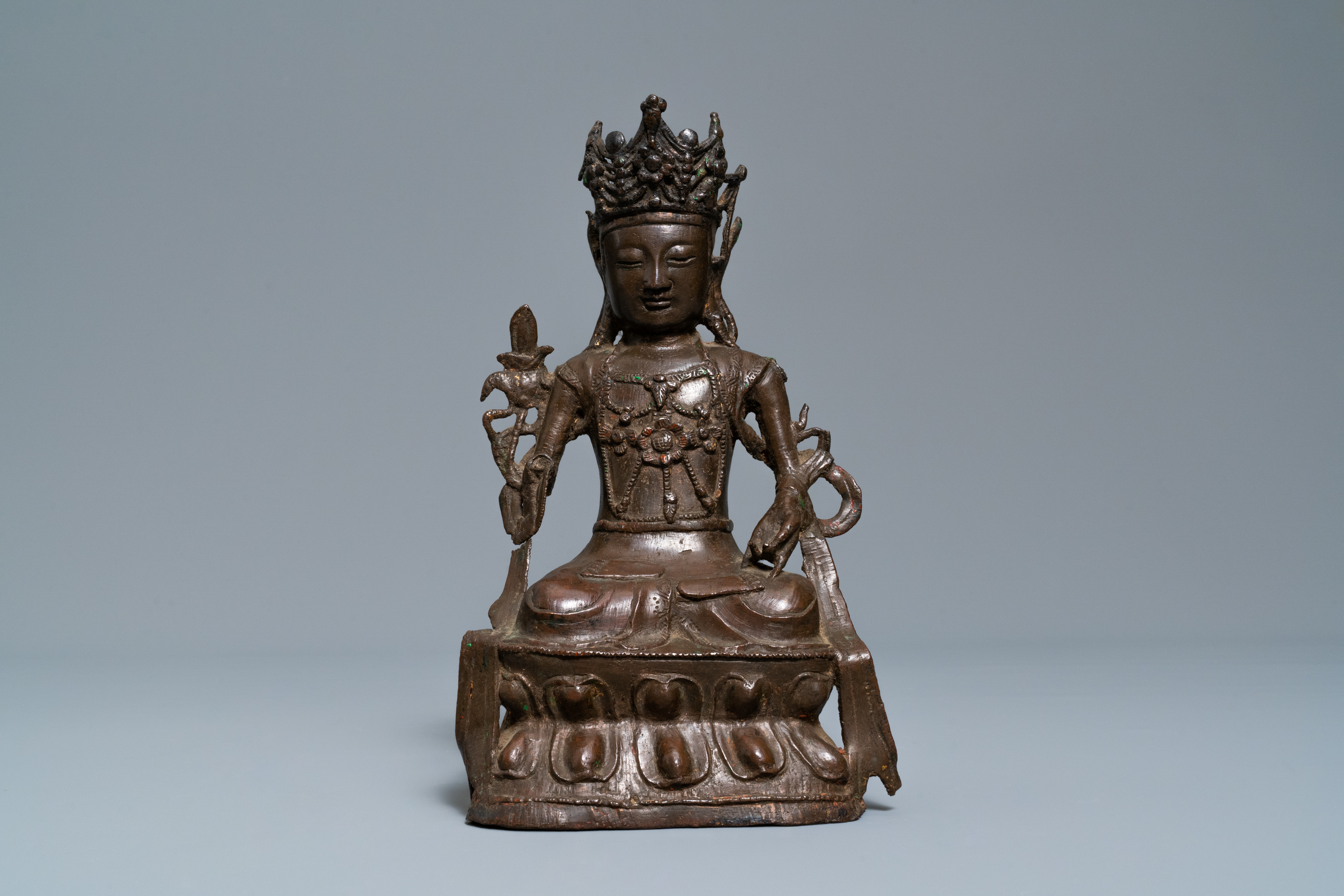 A Chinese bronze figure of Buddha, 18th C. - Image 2 of 8