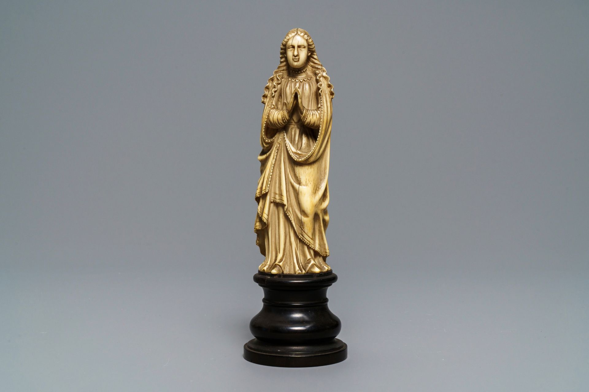 An Indo-Portuguese carved ivory figure of the Madonna, Goa, 18/19th C. - Image 2 of 7
