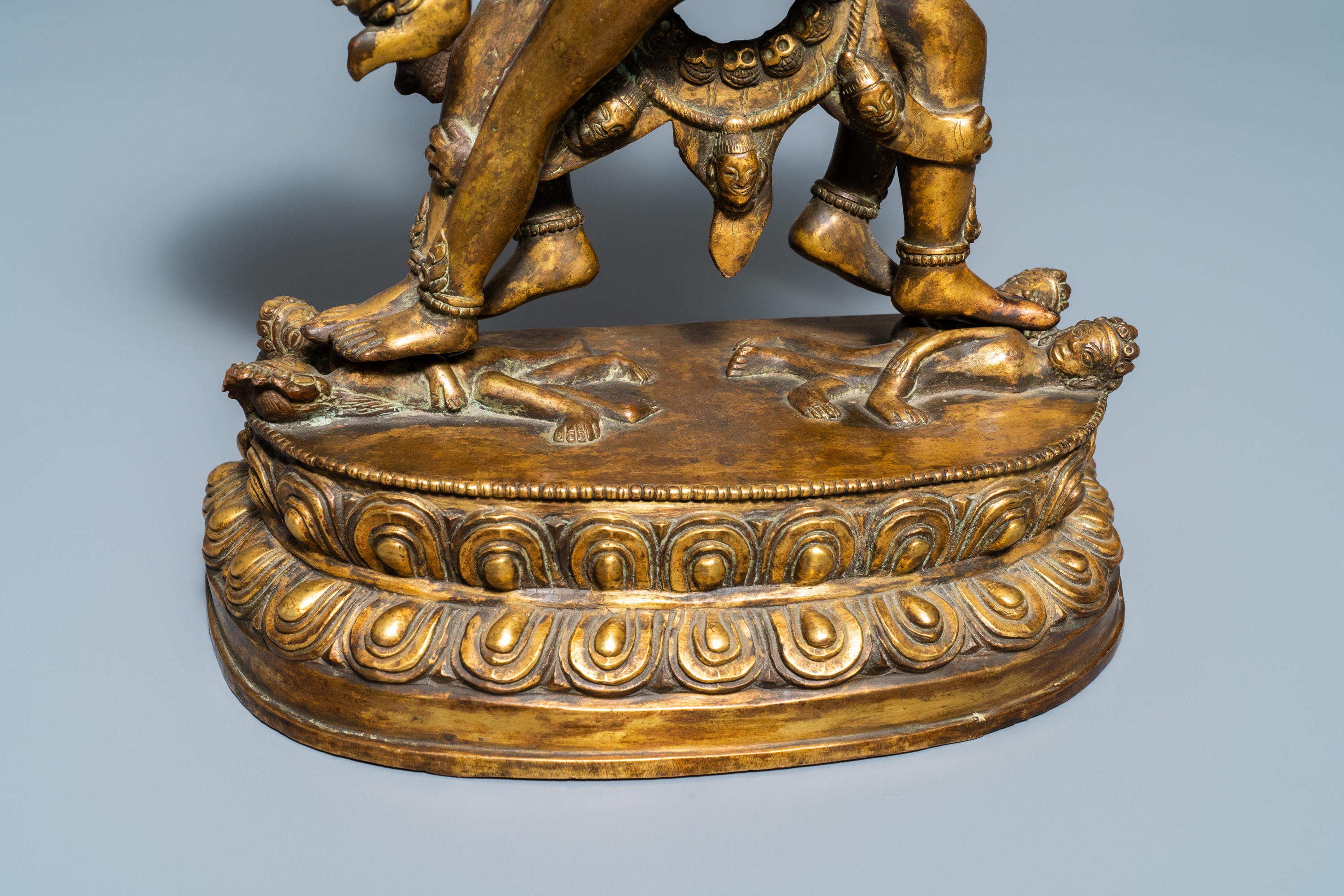 A large Sino-Tibetan coral-inlaid gilt bronze figure of Kapaladhara Hevajra, 18/19th C. - Image 11 of 15