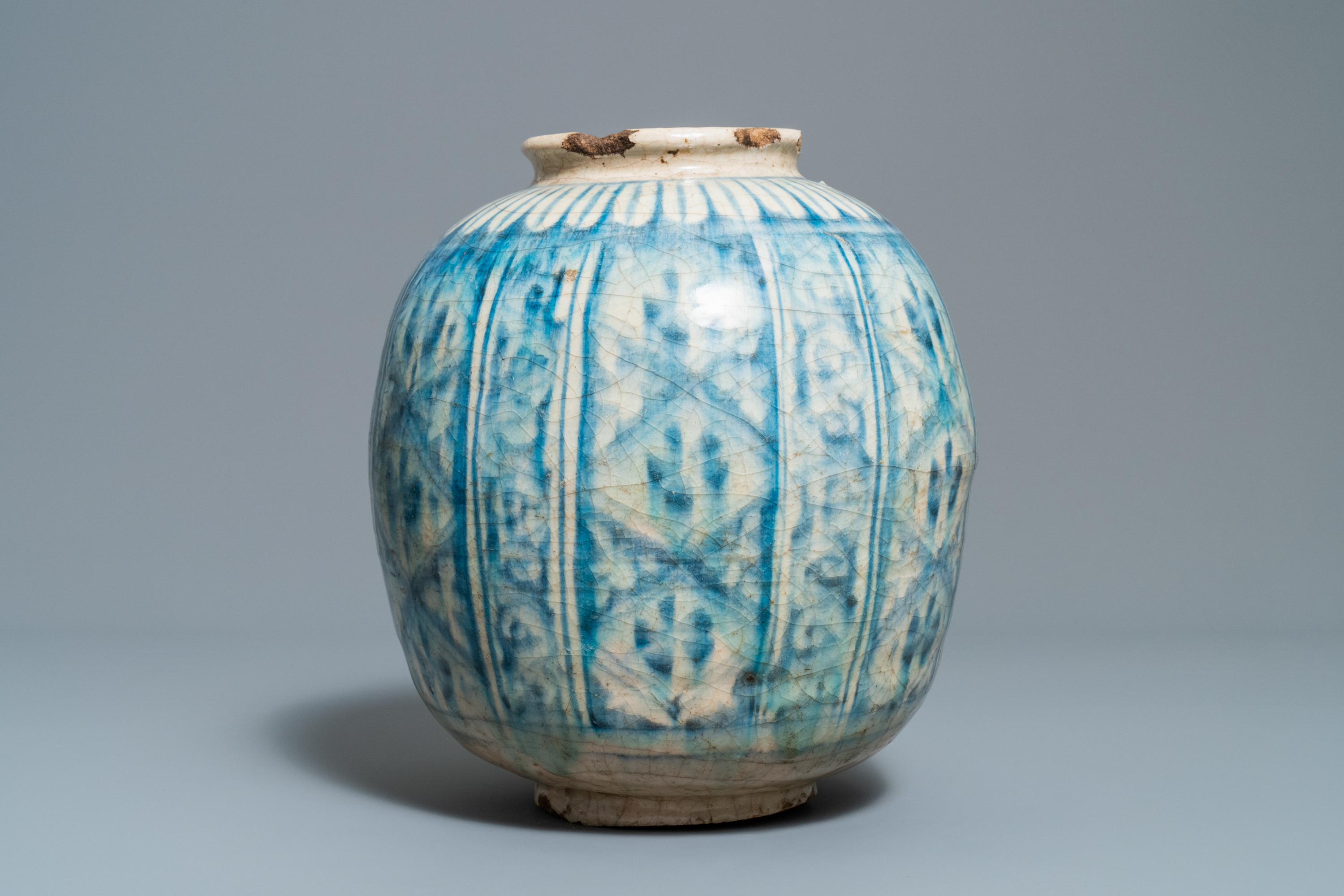 A Persian blue and white vase, a bowl and a dish, Syria and/or Iran, 18/19th C. - Image 5 of 15