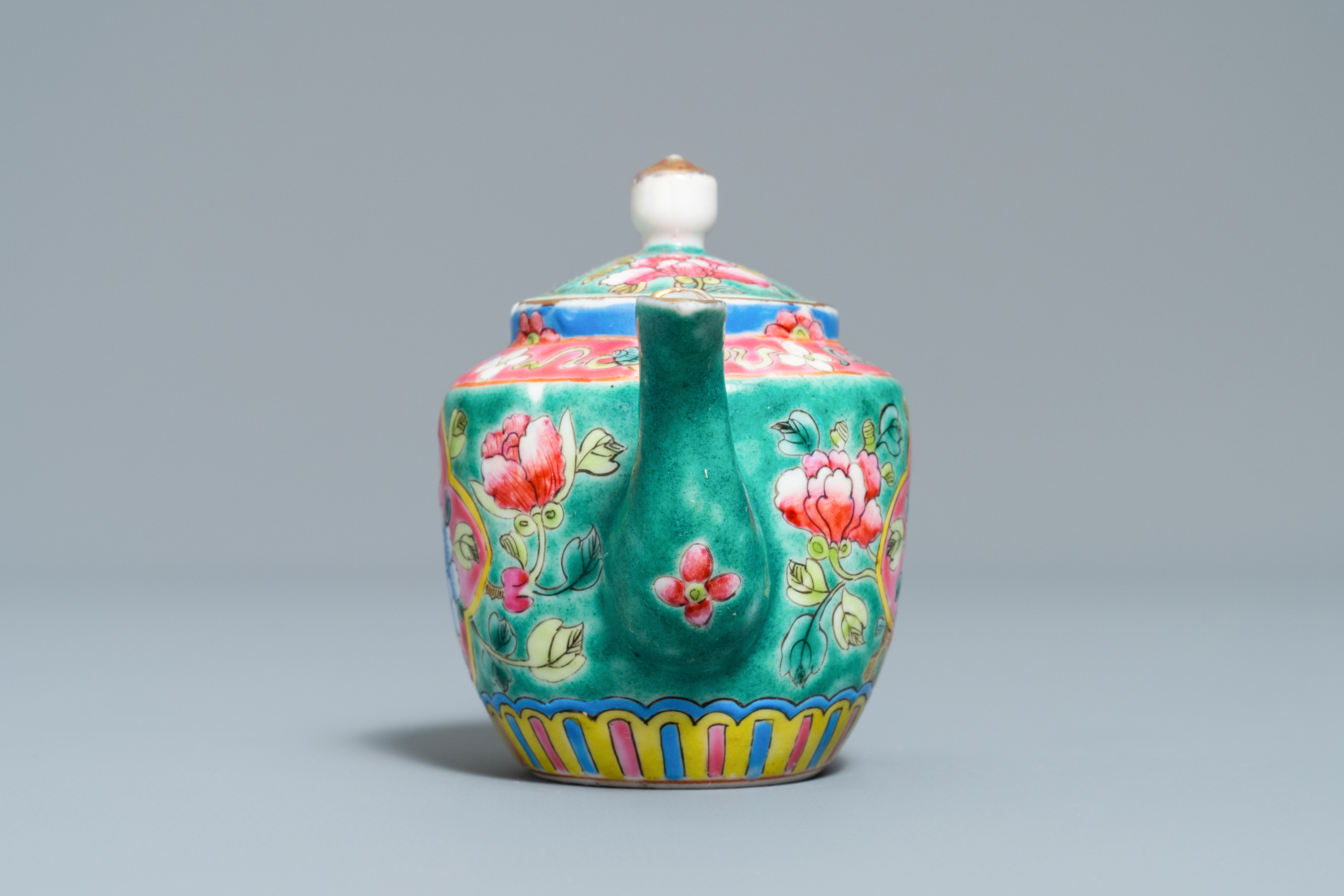 A Chinese turquoise-ground famille rose ewer for the Straits or Peranakan market, 19th C. - Image 5 of 7