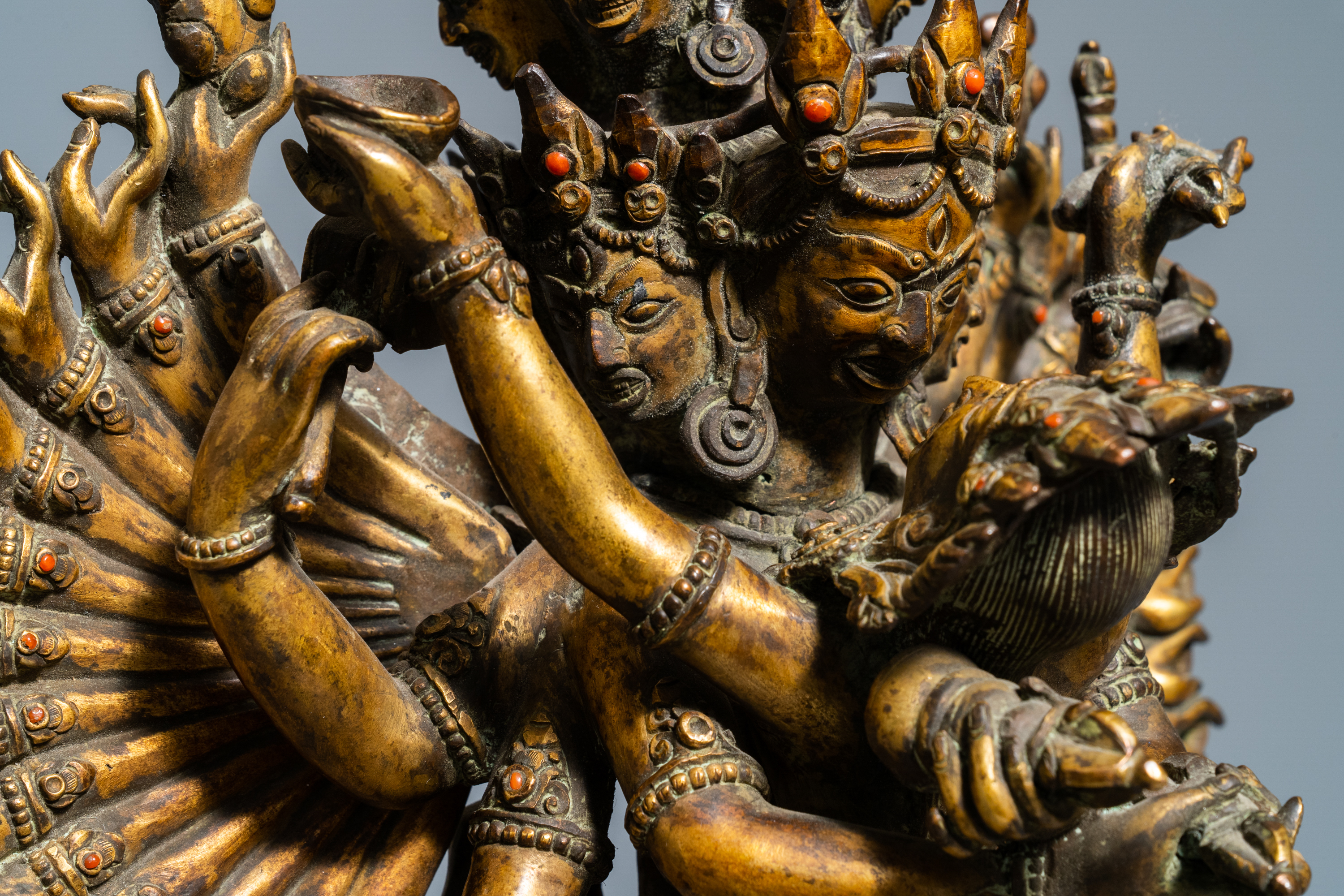 A large Sino-Tibetan coral-inlaid gilt bronze figure of Kapaladhara Hevajra, 18/19th C. - Image 13 of 15