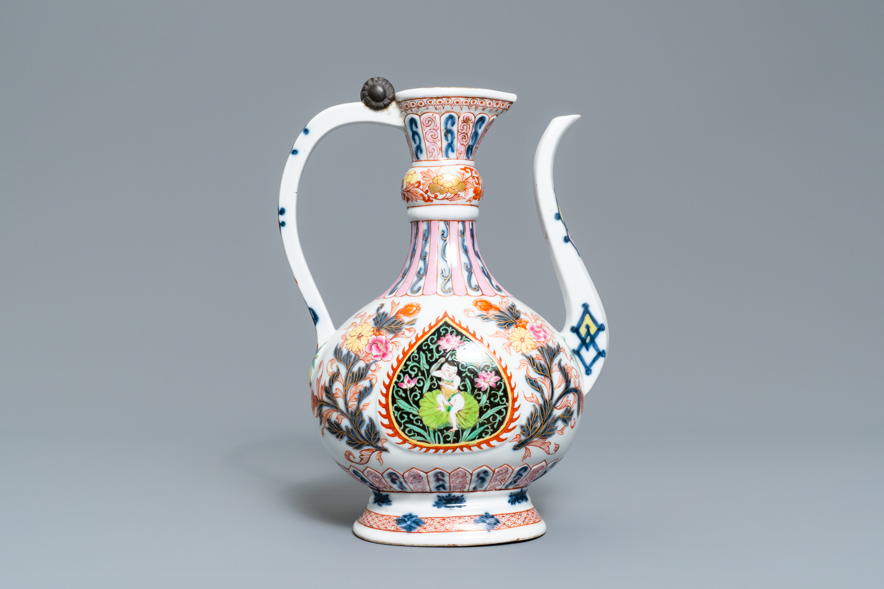 A rose-Imari 'aftaba' ewer for the Islamic market, Samson, Parijs, 19th C. - Image 2 of 7