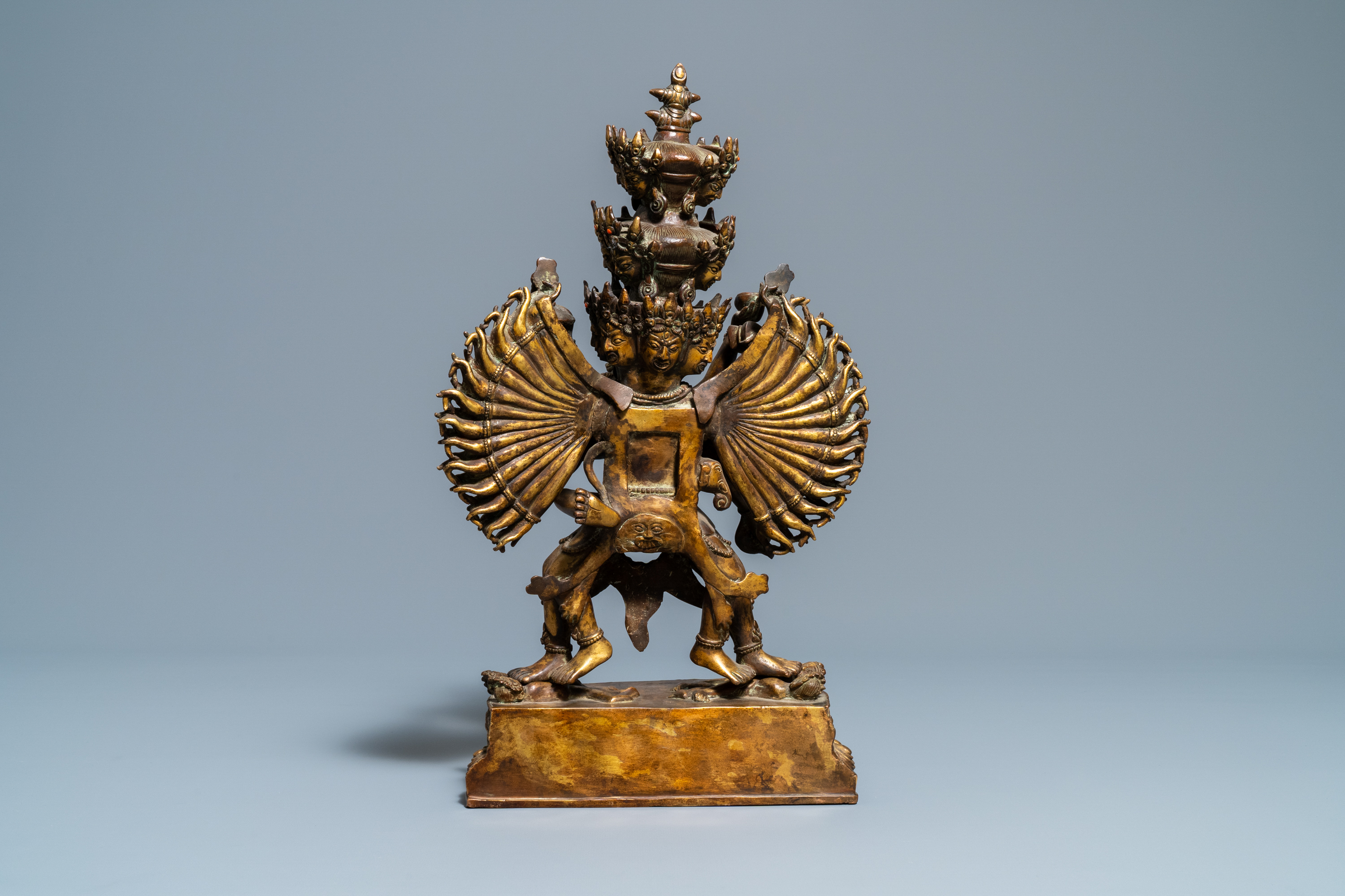 A large Sino-Tibetan coral-inlaid gilt bronze figure of Kapaladhara Hevajra, 18/19th C. - Image 4 of 15