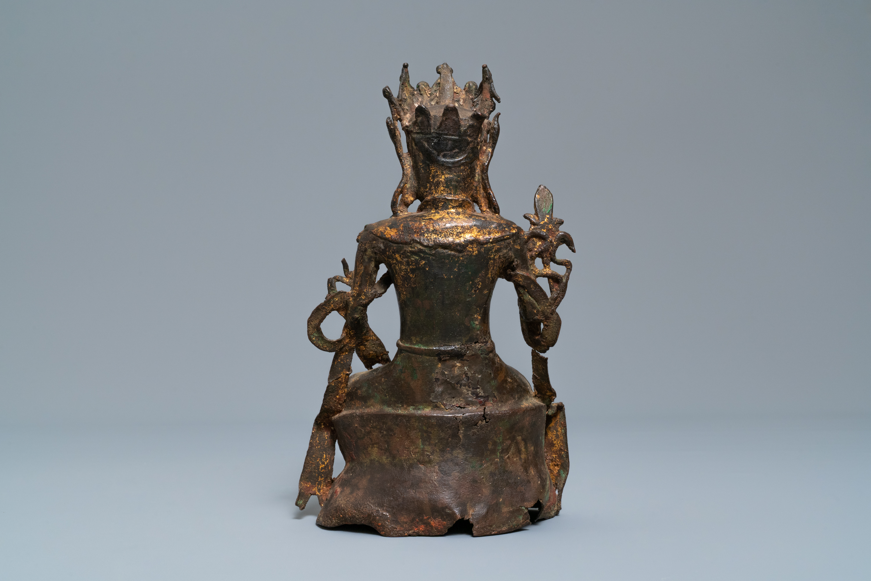 A Chinese bronze figure of Buddha, 18th C. - Image 4 of 8
