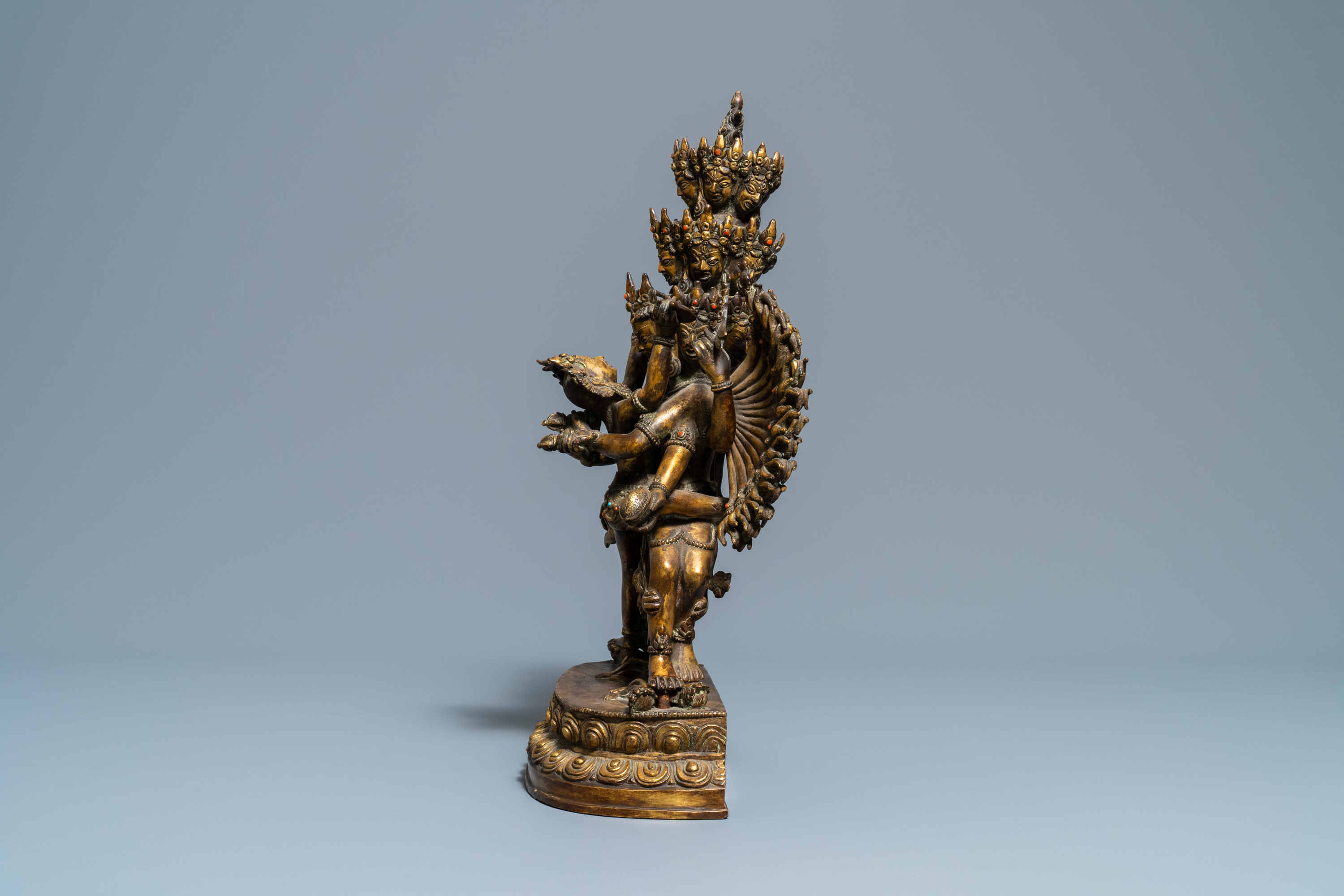 A large Sino-Tibetan coral-inlaid gilt bronze figure of Kapaladhara Hevajra, 18/19th C. - Image 3 of 15